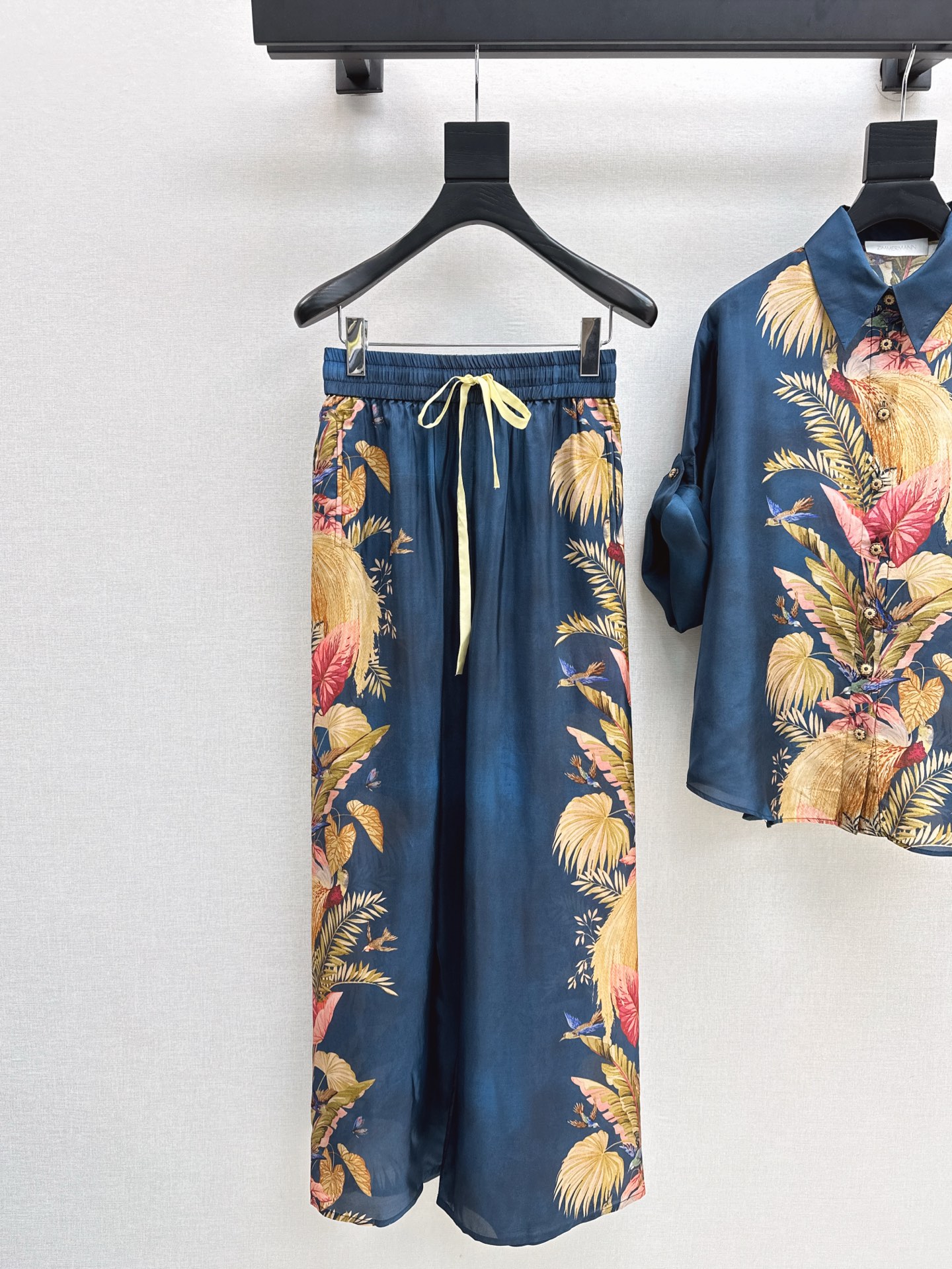 NO:331783,Zim 25Ss———The latest spring and summer vacation series set printed pattern decorative shirt   straight pants Original custom heavy work retro palace style age-reducing girlish style, beautiful upper body, fairy-like and elegant white and rich beauty essential items, one color spot on sale smlxl trousers, shirts, alexander wang19860909Zim 25Ss———春夏最新款度假系列套装印花图案装饰衬衫 直筒裤 原版定制重工复古宫廷风减龄少女风 上身美的不要不要的 仙气优雅的白富美必备单品 一色现货发售smlxl 长裤,,shirts,alexander wang,Women's clothing