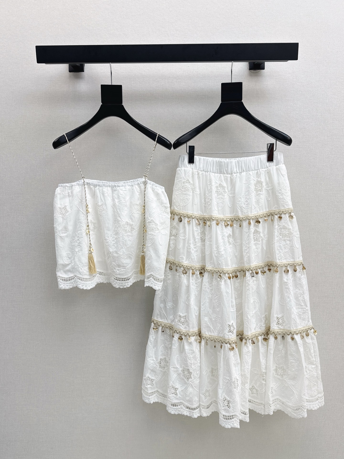 NO:331779,Slings fashionable design 25Ss————The latest spring and summer vacation style series heavy industry hollow embroidery suit suspender top   skirt. Two-piece set. Hollow embroidery is upright and stylish. Quality cotton cloth is delicate and smooth. Comfortable and skin-friendly. Drooping but not stiff. It is very good to absorb and breathable. Flat neck straps are matched with contrasting braided rope. The end of the rope is decorated with shells   tassel pendant with exquisite style. Slipper knot design. The length of the strap can be adjusted freely according to the body shape. One color is developed. SML, skirts, alexander wang.19860909吊带 半裙时髦设计 25Ss————春夏最新款度假风系列重工镂空绣花套装吊带上衣 半身裙 松弛感两件套 镂空绣花挺立有型 品质棉布细腻爽滑 舒适亲肤 垂而不僵 吸湿透气行很好 平领肩带搭配撞色编织绳 绳端点缀贝壳 流苏吊坠精美风格感强 活结设计 可根据身型自由调节肩带长度 一色分开发 现货发售sml,,skirts,alexander wang,Women's clothing