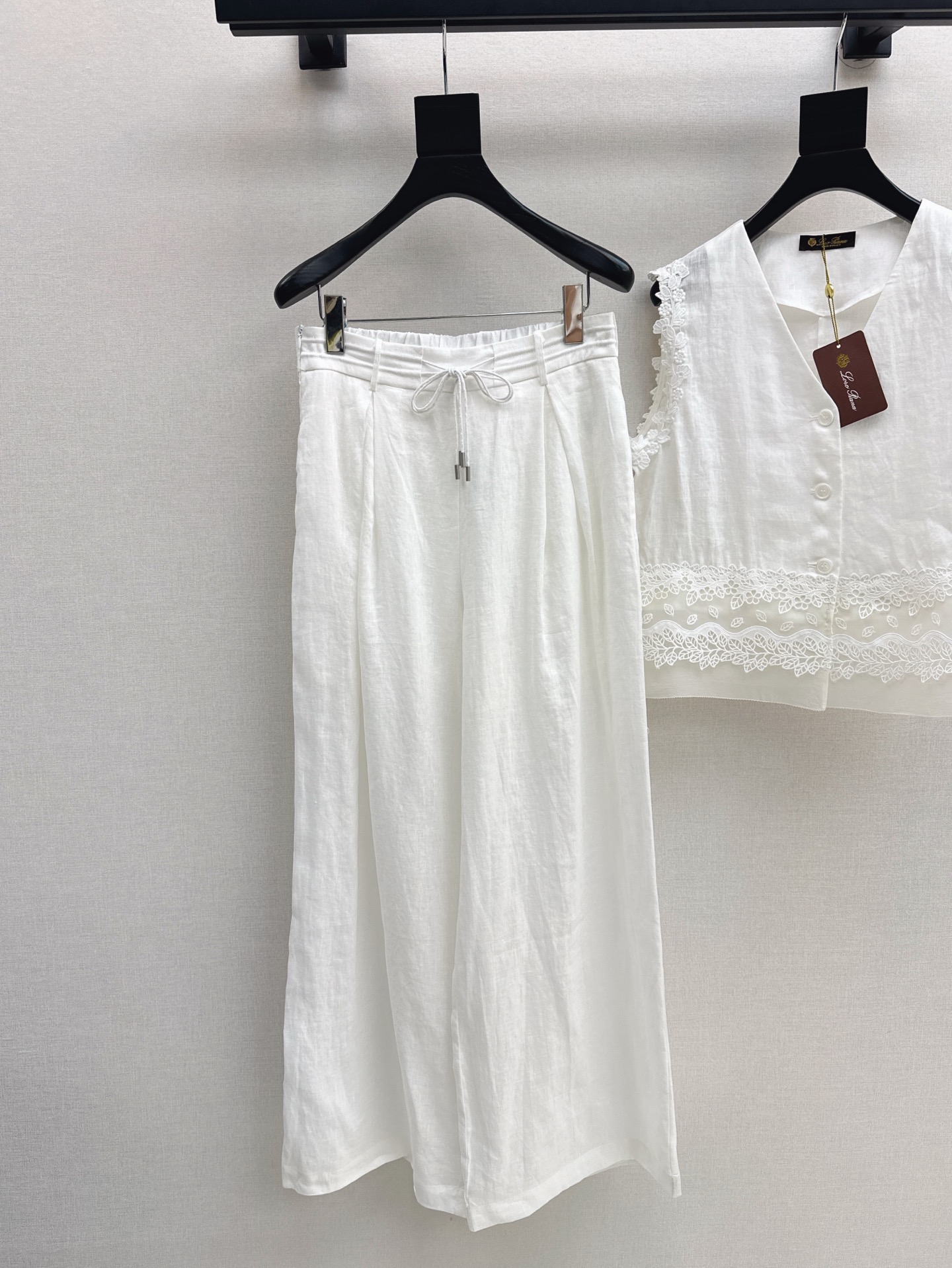 Elegant Women's V-Neck Vest and Wide-Leg Pants Set by Loro Piana 8 i1746781879940 3656 0 7