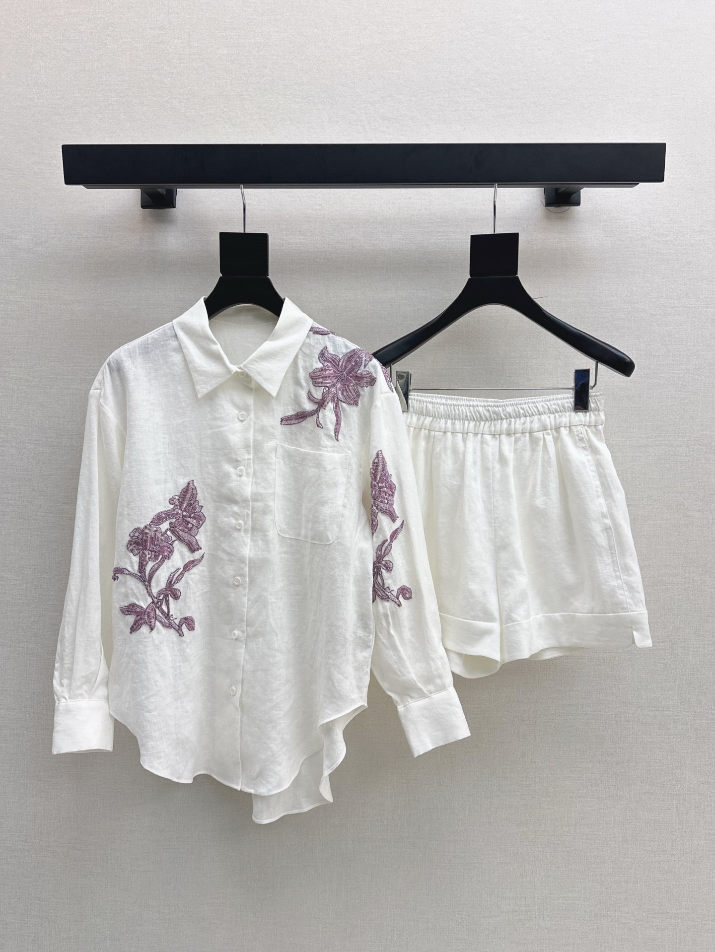 NO:331775,Old Qian style high-end outfit Ch～E 25Ss————The latest spring and summer heavy embroidered linen suit retro top   elastic waist shorts. It uses high-quality pure linen fabric. It has a very good texture. It is very high-end. It is a perfect old Qian style. It can be used for daily parties or commuting. It is lazy and casual and has a sense of vacation. Heavy embroidery decoration. It has a strong sense of smill. It is available in two colors. It is available in stock. SML, shorts, alexander wang.19860909老钱风高阶穿搭 Ch～E 25Ss————春夏最新款重磅绣花亚麻套装复古上衣 松紧腰短裤 采用了高克重的纯亚麻面料 质感超好 非常高级 妥妥的老钱风 日常聚会或者通勤都可以 慵懒休闲又有度假感 重磅绣花装饰 很强的造型感 一套出 两色现货发售sml,,shorts,alexander wang,Women's clothing