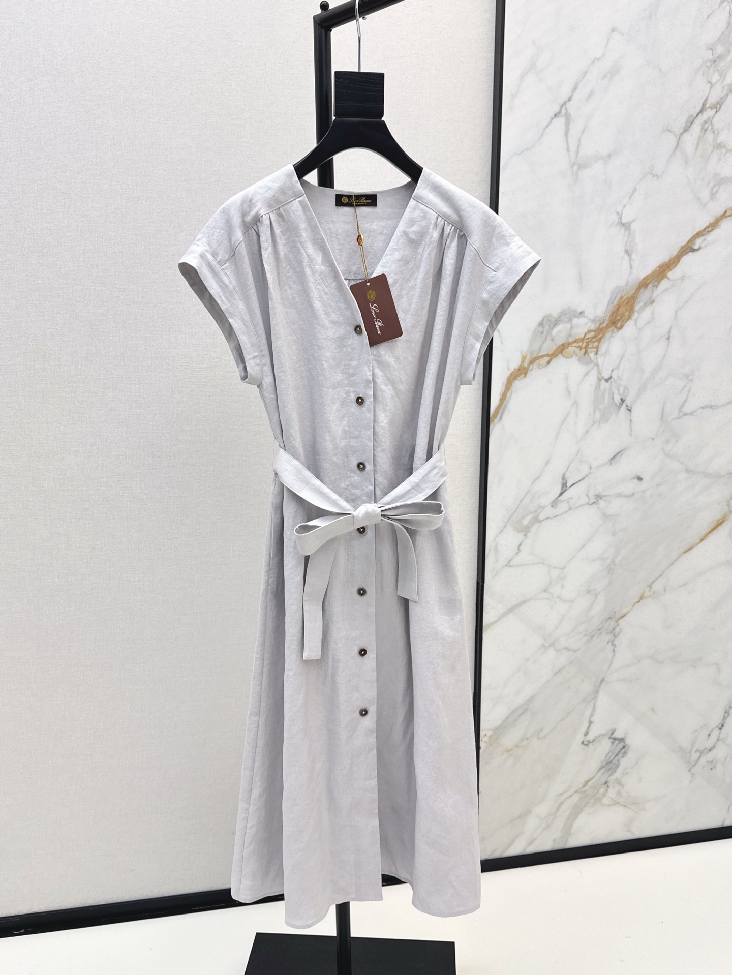 NO:331771,350L 25Ss———The latest minimalist style, long-term orange-toned linen V-neck long skirt, French temperament, wide shoulders, sleeveless and broken pleats combined with classic lace-up style, interpreting lazy and casual elegant items. Successful and soft tailoring and pear-shaped figure outfits!  Imported natural linen fabric with excellent texture, two colors for sale in stock, loro piana, skirts, alexander wang19860909350L 25Ss————春夏最新款极简风长期主义橘调亚麻V领长裙法式气质宽肩无袖与碎褶的灵动结合经典系带版型演绎慵懒随性的优雅单品 干练柔和剪裁搭配梨形身材的穿搭天菜！进口天然亚麻面料质感超赞 两色现货发售sml,,loro piana,skirts,alexander wang,Women's clothing