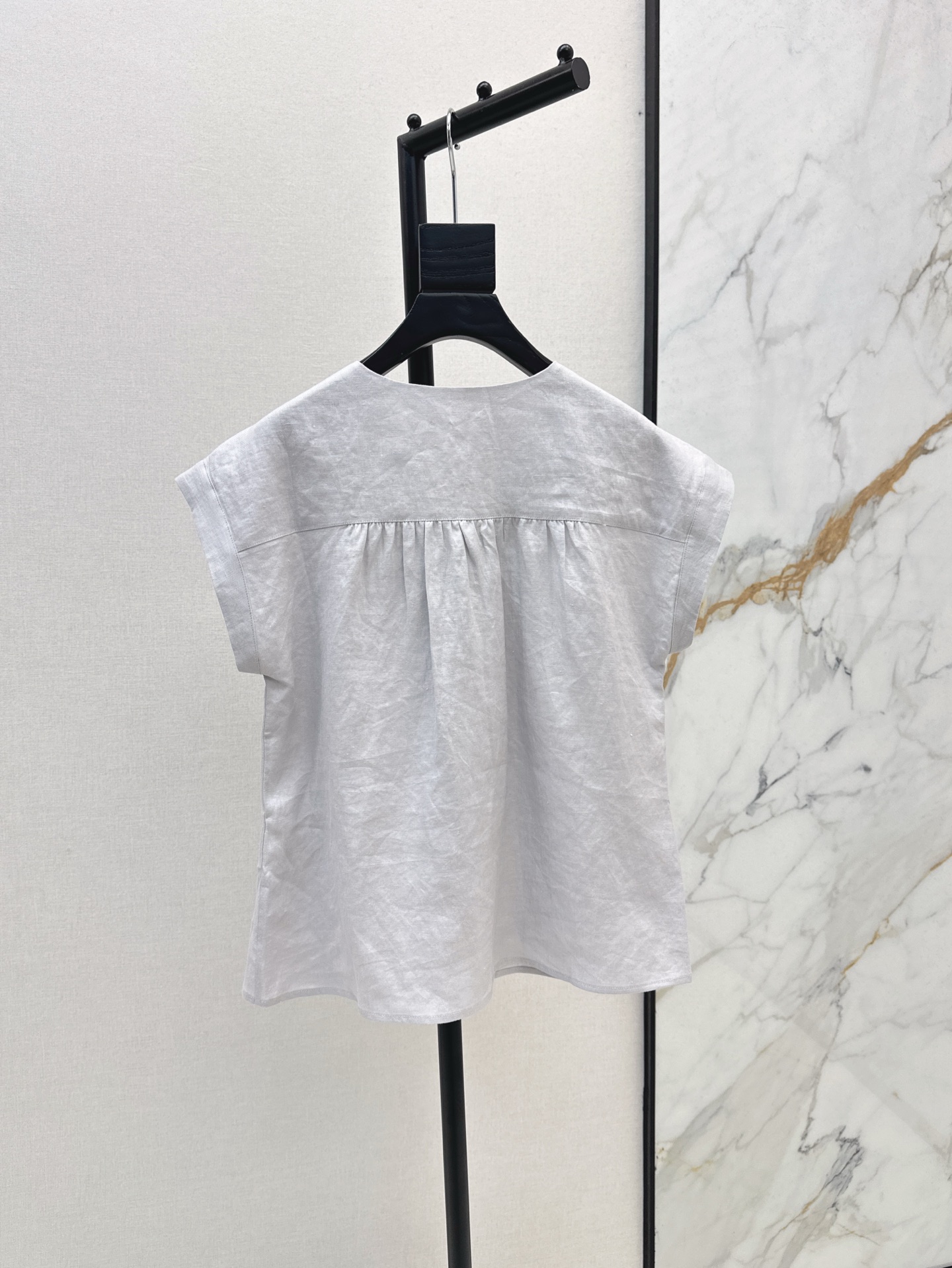 Loro Piana Women's Linen Sleeveless V-Neck Button-Down Shirt 8 i1746783059971 5050 0 7