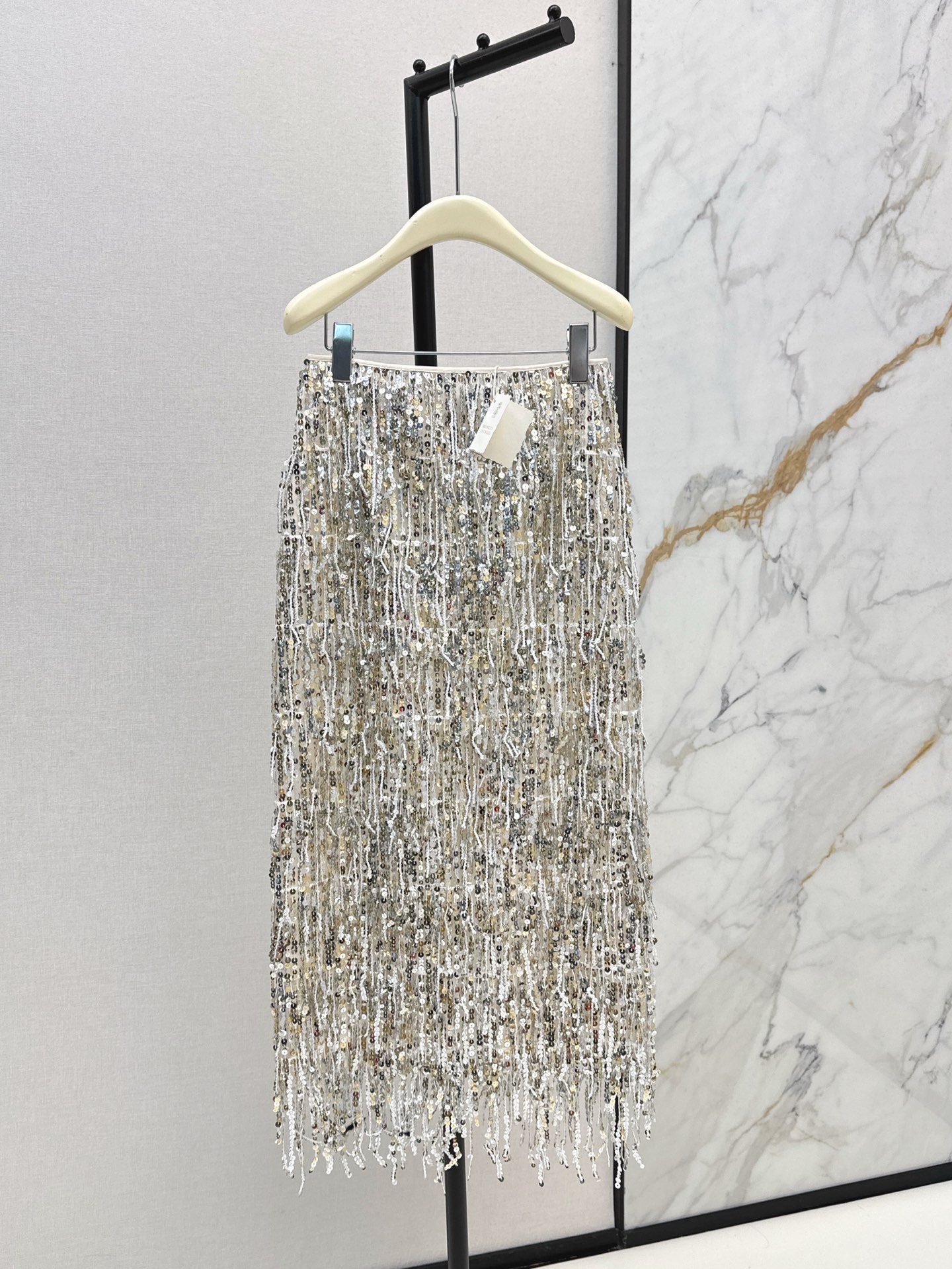 NO:331784,The same style as Liu Tao Bc 25Ss—————The latest spring and summer style, high intelligence, elegant temperament, draped and sequin long skirt, classic long skirt, top body beautiful so that there is no friends, flashing beads have elegant and gorgeous feeling, rear slit skirt design sways casually, wardrobe must have super-studded items, one-color spot on sale sml, skirts, alexander wang19860909刘涛同款 Bc 25Ss—————春夏最新款高智感优雅气质垂坠感流苏亮片长款半身裙经典长半裙上身美到没朋友 闪烁珠片自带优雅华丽感 后开衩裙摆设计随性摇曳 衣橱必备极繁造型单品 一色现货发售sml,,skirts,alexander wang,Women's clothing