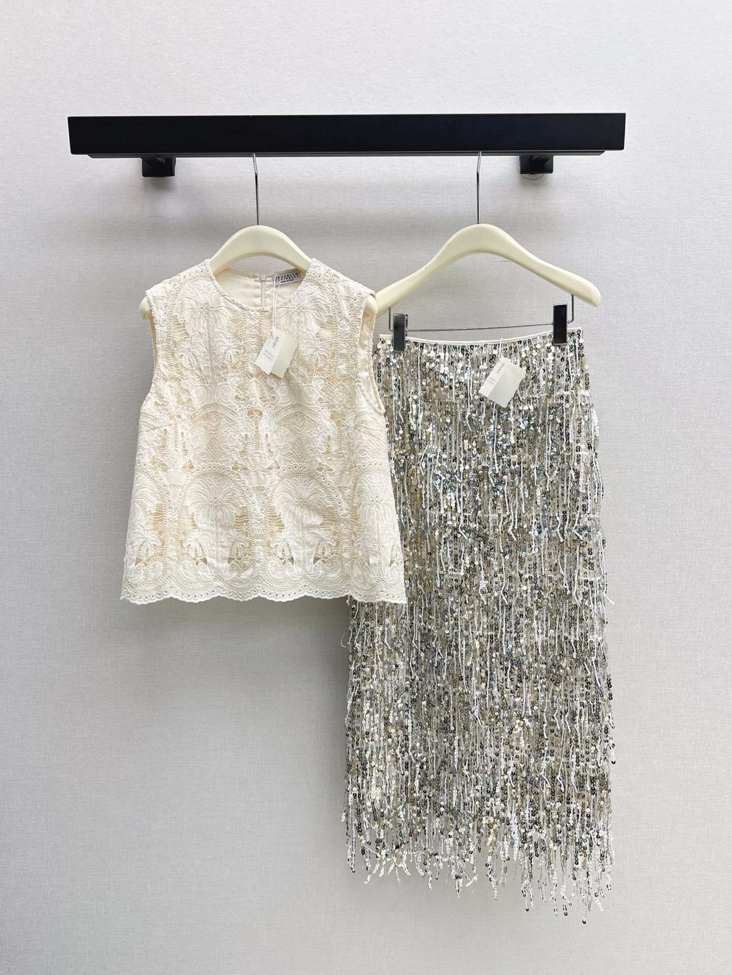 NO:331780,Bc 25Ss————The latest heavyweight water-soluble flower embroidery craft sleeveless top in spring and summer. It adopts heavy industry embroidery craftsmanship, a full sense of high quality. You can go on vacation or go out on the street every day. SML is available in stock, alexander wang19860909Bc 25Ss————春夏最新款重磅水溶花刺绣工艺无袖上衣巴黎时髦夏日 采用重工刺绣工艺 一整个高级感拉满 度假或者日常出街皆可 一色现货发售sml,,alexander wang,Women's clothing