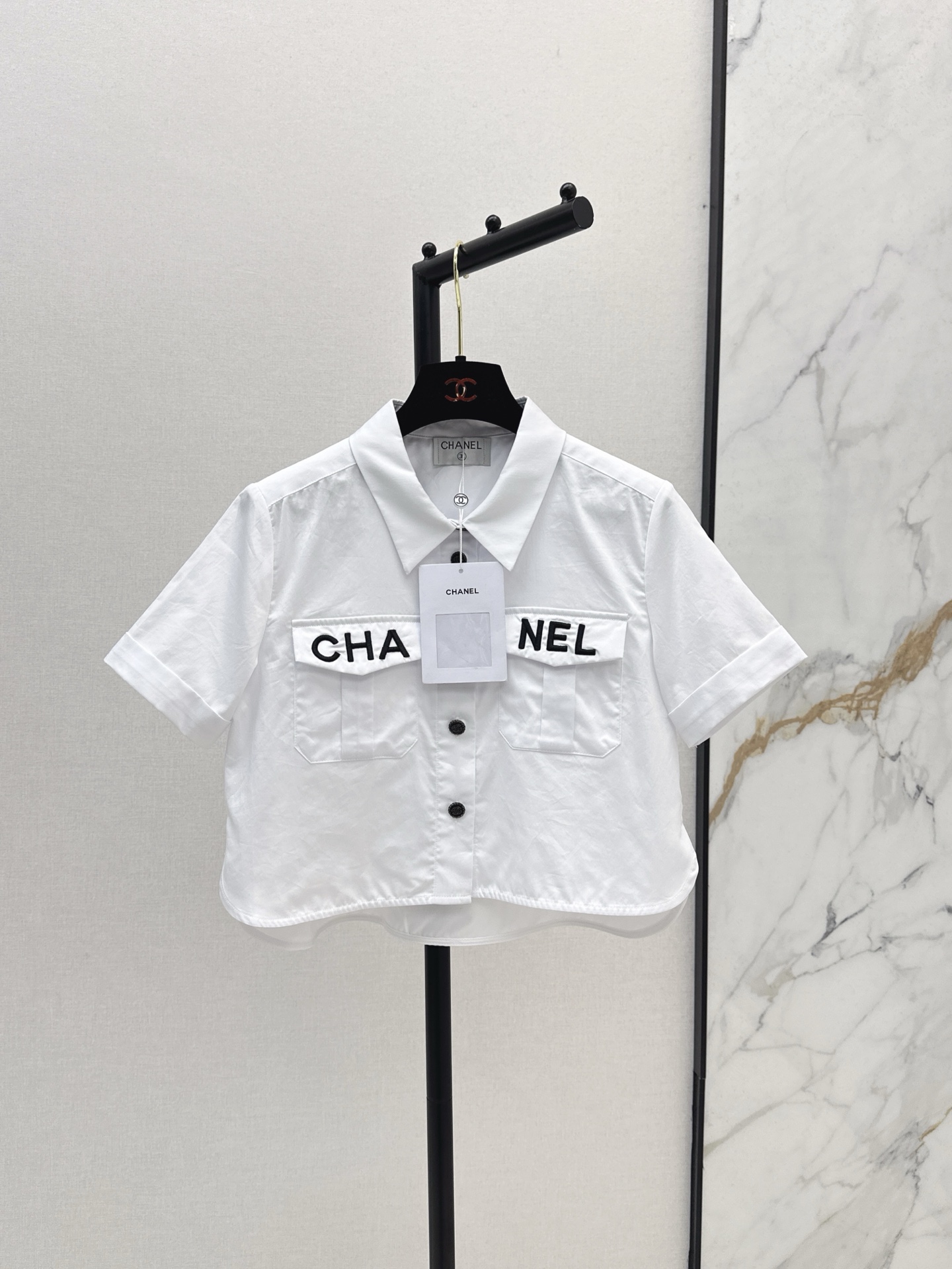 NO:331778,C home 25Ss————The latest spring and summer bag cover embroidered letter decorative small short shirts that are simple and easy to match and have a design sense of white shirts. It is definitely an indispensable item in summer. Short style. It is very fashionable no matter how you wear it. Poplin cotton fabric is breathable and comfortable. SML is available in stock, chanel,shirts,alexander wang19860909C家 25Ss————春夏最新款袋盖刺绣字母装饰小短款衬衫简洁好搭配又带有设计感的白衬衫 绝对是夏季不能缺少的单品 短款版型 怎么穿都很时髦 府绸棉面料透气舒适 一色现货发售sml,,chanel,shirts,alexander wang,Women's clothing