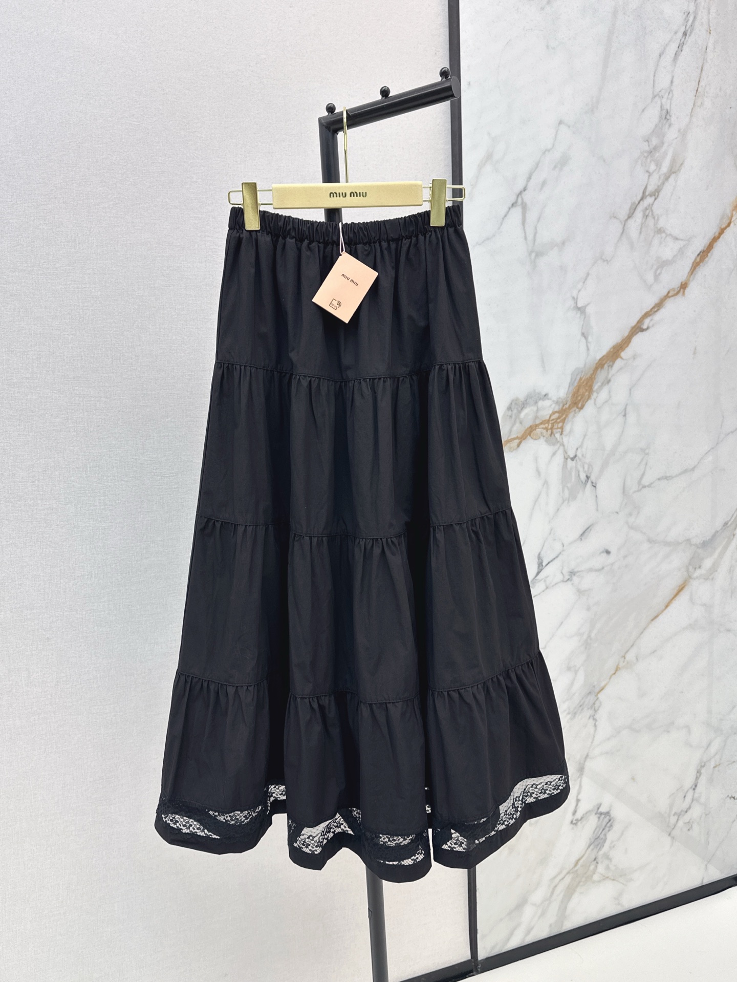 NO:331776,Super beautiful vacation style Miu 25Ss———————The latest spring and summer skirt splicing lace long skirt. The whole skirt splicing style is full of design. It is versatile and elegant. Whether paired with T-shirts or shirts, it is out of the box. You can get it on every day when shopping or commuting. Simple and out of time. Two colors are available for sale in stock. Miumiu, mido, skirts, shirts, tees, t-shirt, alexander wang19860909超美度假风 Miu 25Ss—————春夏最新款裙摆拼接蕾丝长款半裙 整个裙子拼接式做法 设计感拉满 百搭又有气质感 无论搭配T恤或者衬衫上衣都出圈 日常逛街或者度假通勤通通拿捏 简约不过时 两色现货发售sml,,miumiu,mido,skirts,shirts,tees，t-shirt,alexander wang,Women's clothing