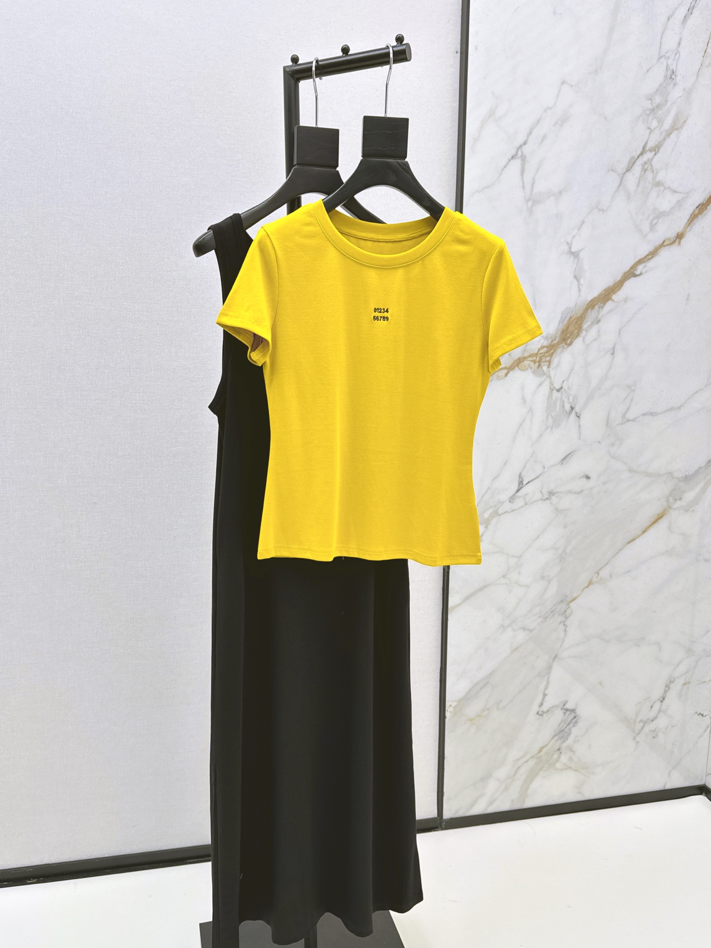 NO:332379,Fashionable design 25Ss——————The latest trendy and casual two-piece short T-shirt   sleeveless dress Contrast color two-piece set design, the upper body looks white, it is simply beautiful. One set is versatile and not picky about people, easy to make people look slim and tall. Every day, single-piece stacking is very good when you go out on the street. One set is available. Two-color spot sml, skirts, tees, t-shirt, alexander wang19860909时髦设计 25Ss—————春夏最新款时髦休闲两件套短款T恤 无袖连衣裙 撞色两件件套设计 上身显白绝绝子 简直美翻了 一套搭配百搭不挑人 轻松显瘦显高 日常出街单穿叠搭都很不错 一套出 两色现货发售sml,,skirts,tees，t-shirt,alexander wang,Women's clothing