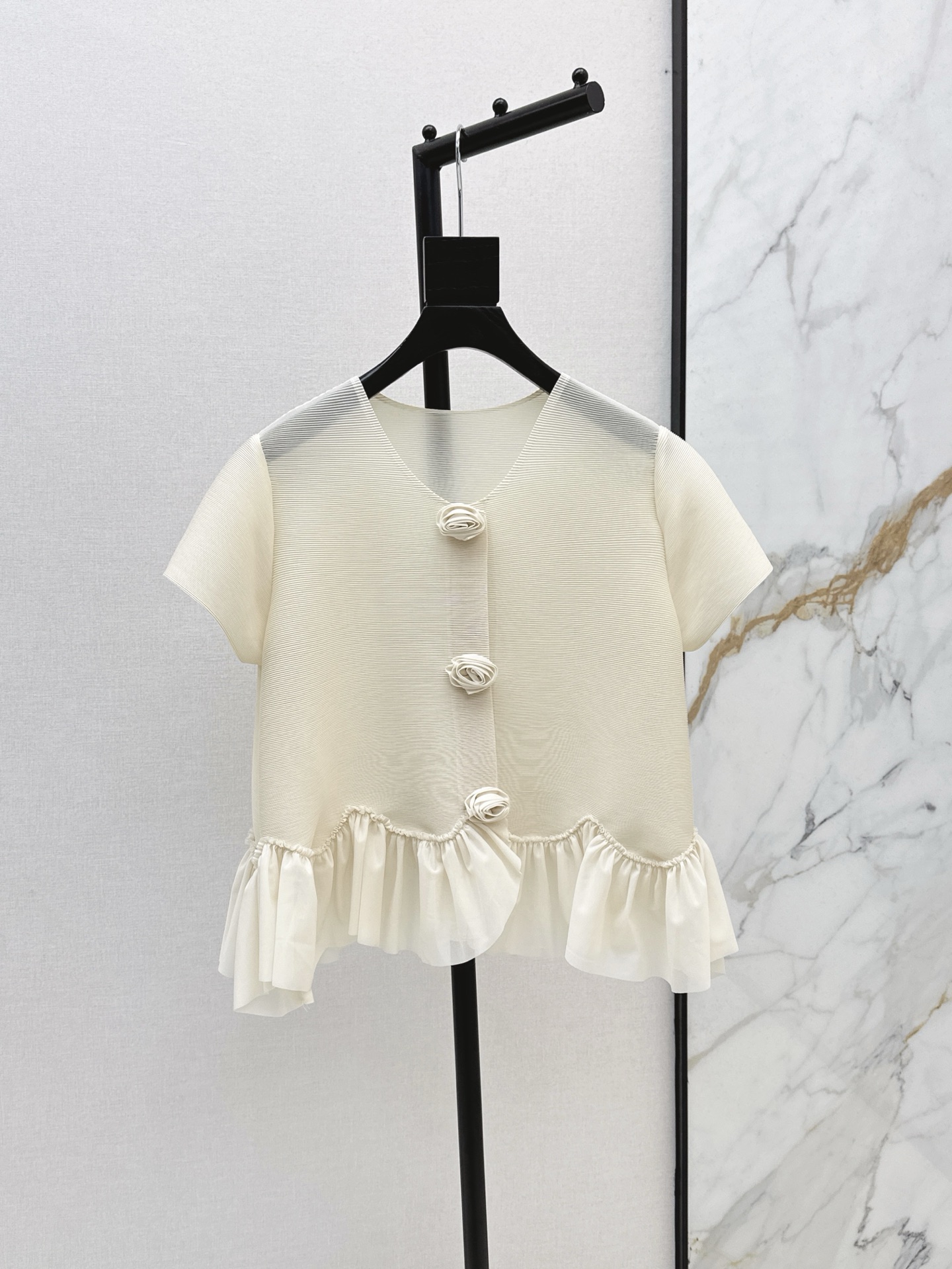 NO:332373,Fashionable tone Miyake Ichisaki 25Ss - the latest classic three-dimensional flower decorative short-sleeved top in spring and summer can be said to be the best to wear. The fabric is super refreshing, the elastic scale is very large, the upper body is super versatile, you don’t care about any figure and age, you can wear your own tone. Three colors are available in stock and one size is available!  (shoulder width 39, bust 106, garment length 60), isseymiyake,T-shirt,alexander wang19860909时髦腔调感 三宅一生 25Ss——春夏最新万年经典立体花朵装饰短袖上衣真的可以说是最好穿的一款了 面料超清爽 弹力尺度很大 上身超级百搭 不在乎任何身材和年龄 都可以穿出自己的腔调 三色现货发售均码 ！（肩宽39 胸围106 衣长60）,,isseymiyake,T-shirt,alexander wang,Women's clothing