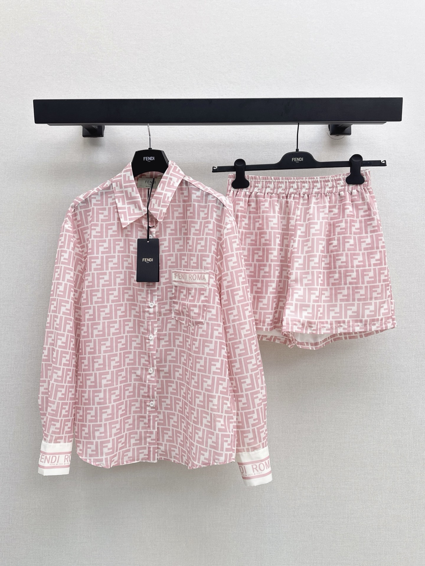 NO:332371,FD 25Ss———————The latest classic logo printed casual set for spring and summer printed long-sleeved shirt   shorts Imported chiffon material, high-quality texture, neat and slim fit, straight-leg trousers, straight-leg trousers, double F logo printed pattern, upper body full of elegant atmosphere, upper edge of the top pocket echoes the striped letter edge of the cuff, harmonious and unified, basic shirt suit that can be used for daily commuting and vacation, easy to wear to create a relaxed feeling, one set, two colors are available for sale in stock, sml, shorts, shirts, alexander wang19860909FD 25Ss—————春夏最新款经典logo印花休闲套装印花长袖衬衫 短裤 进口雪纺纱材质 质感高级 裁剪利落修身 裤腿直筒版型起到遮肉包容效果 搭配通体点缀双F徽标印花图案 上身充满优雅气息 上衣口袋上缘与袖口条纹字母边呼应 和谐统一 日常通勤度假都可驾驭的基础衬衫套装 轻松穿搭出松弛感 一套出 两色现货发售sml,,shorts,shirts,alexander wang,Women's clothing