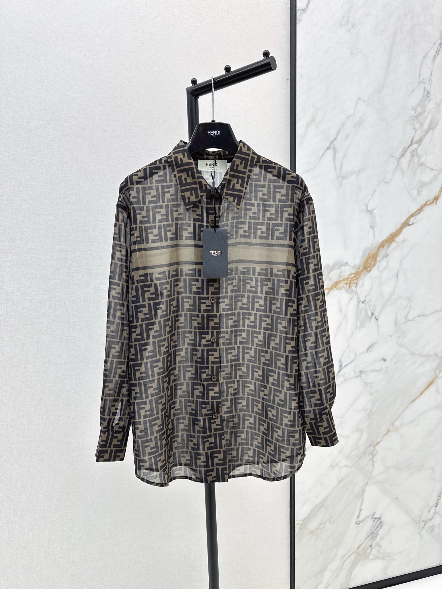 NO:332369,FD 25Ss———————The latest classic double F printed letter shirt in spring and summer imported chiffon material, light and comfortable texture, lapel shirt style, double F letter element pattern, chest bar breaks the rich layers of tradition, is well-tailed and exquisite, fashionable and fashionable, suitable for wearing in all occasions, a must-have outfit for casual commuting, one-color spot on sale sml,,shirts,alexander wang19860909FD 25Ss—————春夏最新款经典双F印花字母衬衣进口雪纺纱材质 质地轻薄舒适 翻领衬衫版型 双F字母元素图案 胸前横杠打破传统丰富层次 裁剪得体更显精致 时髦洋气 适穿各种场合 休闲通勤必备亮眼穿搭 一色现货发售sml,,shirts,alexander wang,Women's clothing