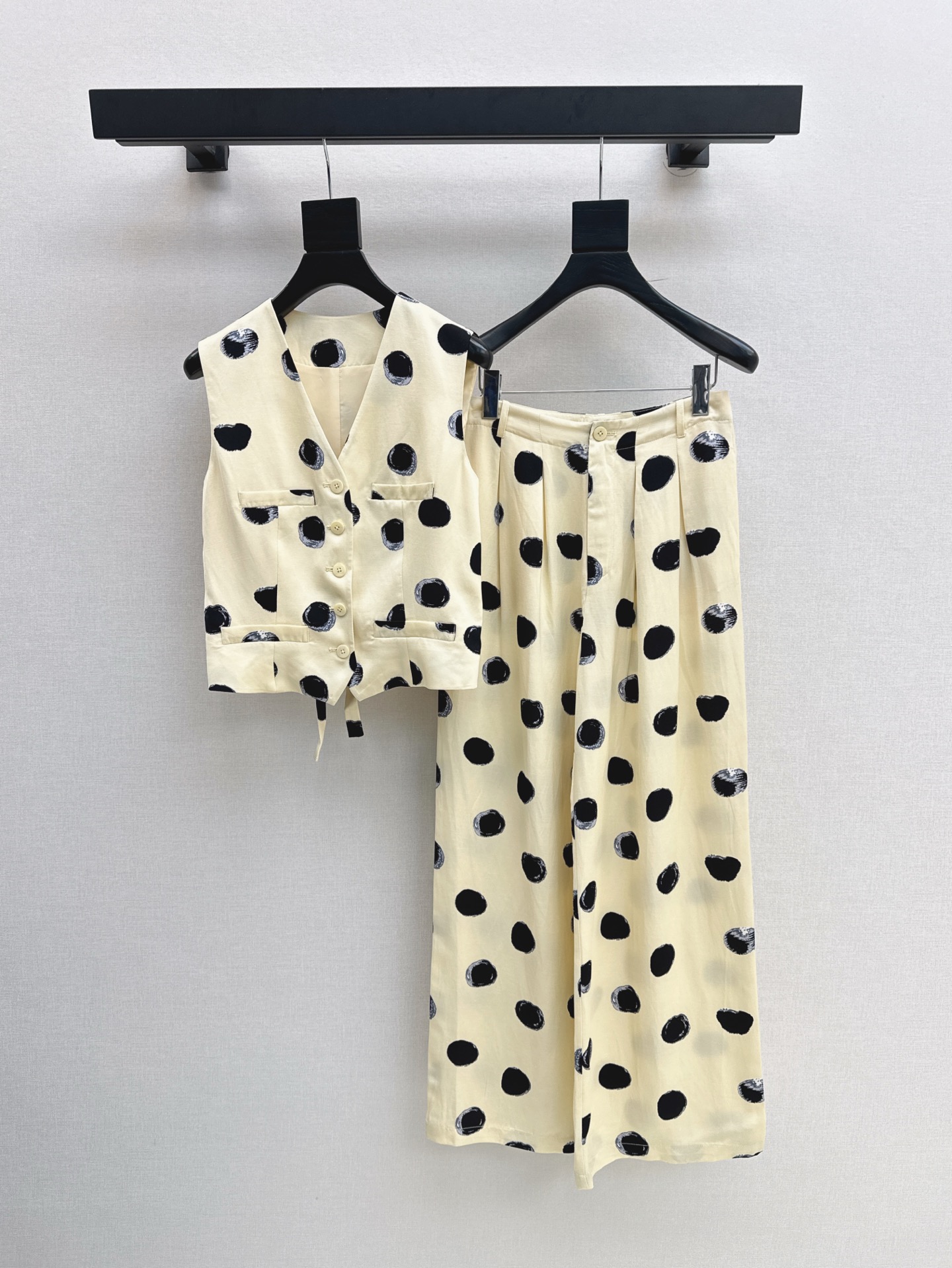 NO:332367,Max 25Ss————The latest vest suit in spring and summer, polka dot vest jacket wide-leg pants, the upper body looks slim and tall, the gentle and elegant feeling of aura, the exquisite visual style makes it look slim and not picky. One set is available in stock. SML, Jackets & coats, alexander wang19860909Max 25Ss————春夏最新款马甲套装 波点马甲外套阔腿裤 上身显瘦又高挑 不失气场的温柔优雅感 精致既视感版型显瘦不挑人 一套出 一色现货发售sml,,jackets & coats,alexander wang,Women's clothing