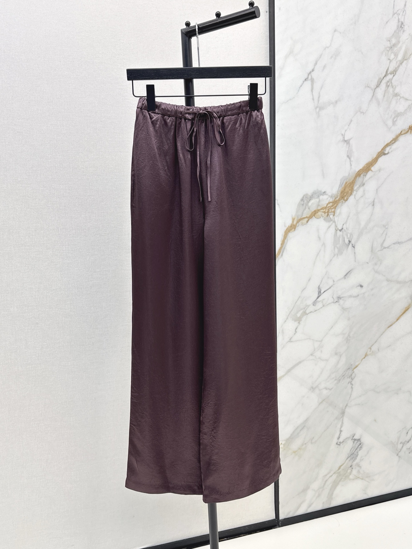 NO:332365,Row 25Ss————The latest minimalist sleeveless sleeveless suit for spring and summer imported satin vest   straight pants with silk-like fritillar gloss satin fabric vest collar design temperament style. Don’t miss those who like clean and high-quality quality. The upper body is amazing at a glance. It is casual and lazy and not loses nobleness. Beautiful and strong but loose. It is not easy to develop. It is developed in two colors. SML pants, real silk, alexander wang19860909Row 25Ss————春夏最新款极简风无袖套装进口缎面背心 直筒裤 拥有真丝般的贝母光泽度缎面面料 背心领设计气质型风格 喜欢干净高级品质的不要错过 上身一眼惊艳 随性慵懒中又不失贵气 美而有力松而不驰～～两色分开发 现货发售sml 裤子,,real silk,alexander wang,Women's clothing