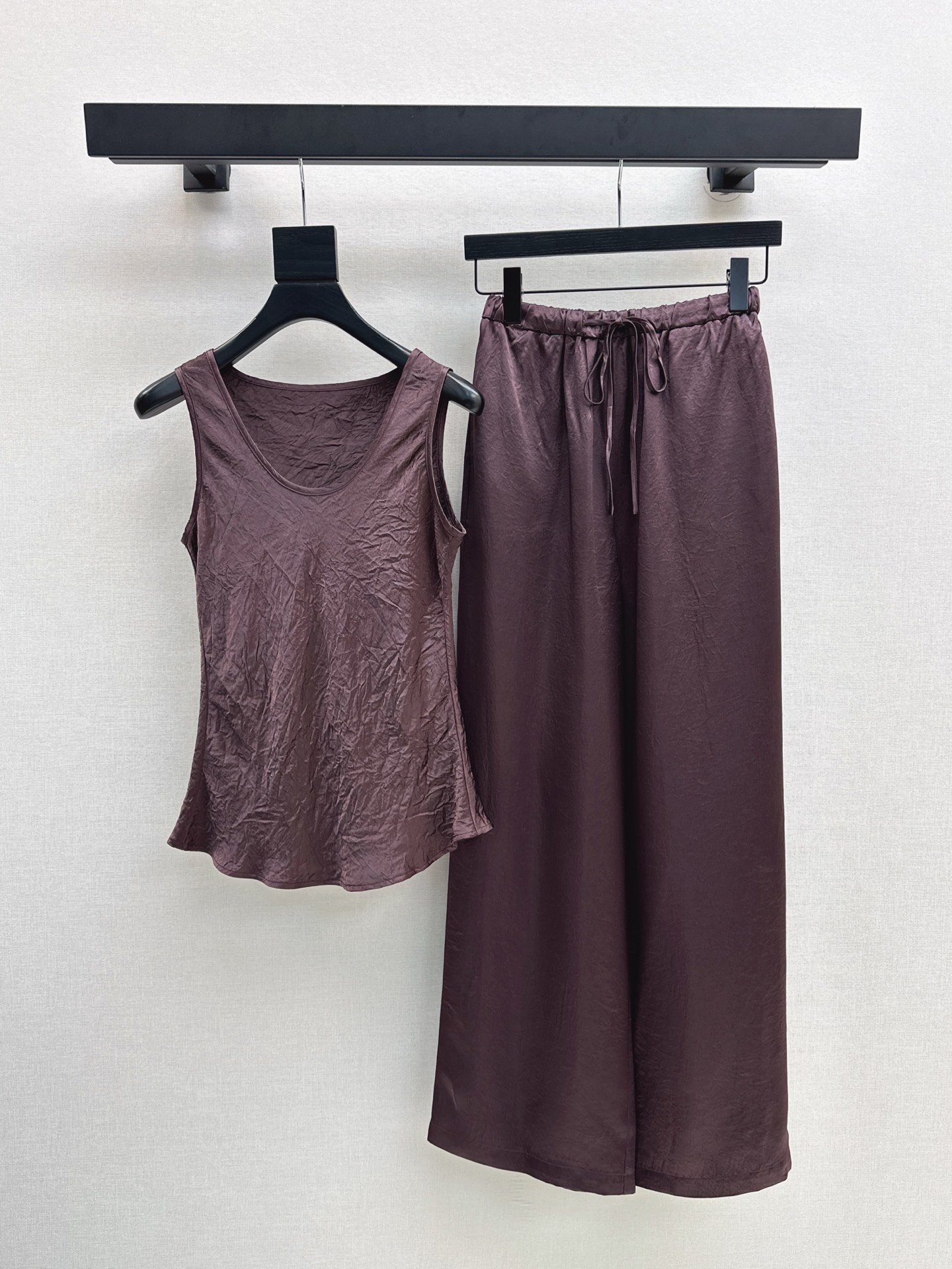 NO:332363,Row 25Ss————The latest minimalist sleeveless sleeveless suit for spring and summer imported satin vest   straight pants with silk-like fritillar gloss satin fabric vest collar design temperament style Don't miss those who like clean and high-quality quality. The upper body is amazing at a glance. It is casual and lazy and not loses nobleness. Beautiful and strong but loose. It is not easy to develop. Two colors are developed. SML vest, real silk, alexander wang19860909Row 25Ss————春夏最新款极简风无袖套装进口缎面背心 直筒裤 拥有真丝般的贝母光泽度缎面面料 背心领设计气质型风格 喜欢干净高级品质的不要错过 上身一眼惊艳 随性慵懒中又不失贵气 美而有力松而不驰～～两色分开发 现货发售sml 背心,,real silk,alexander wang,Women's clothing