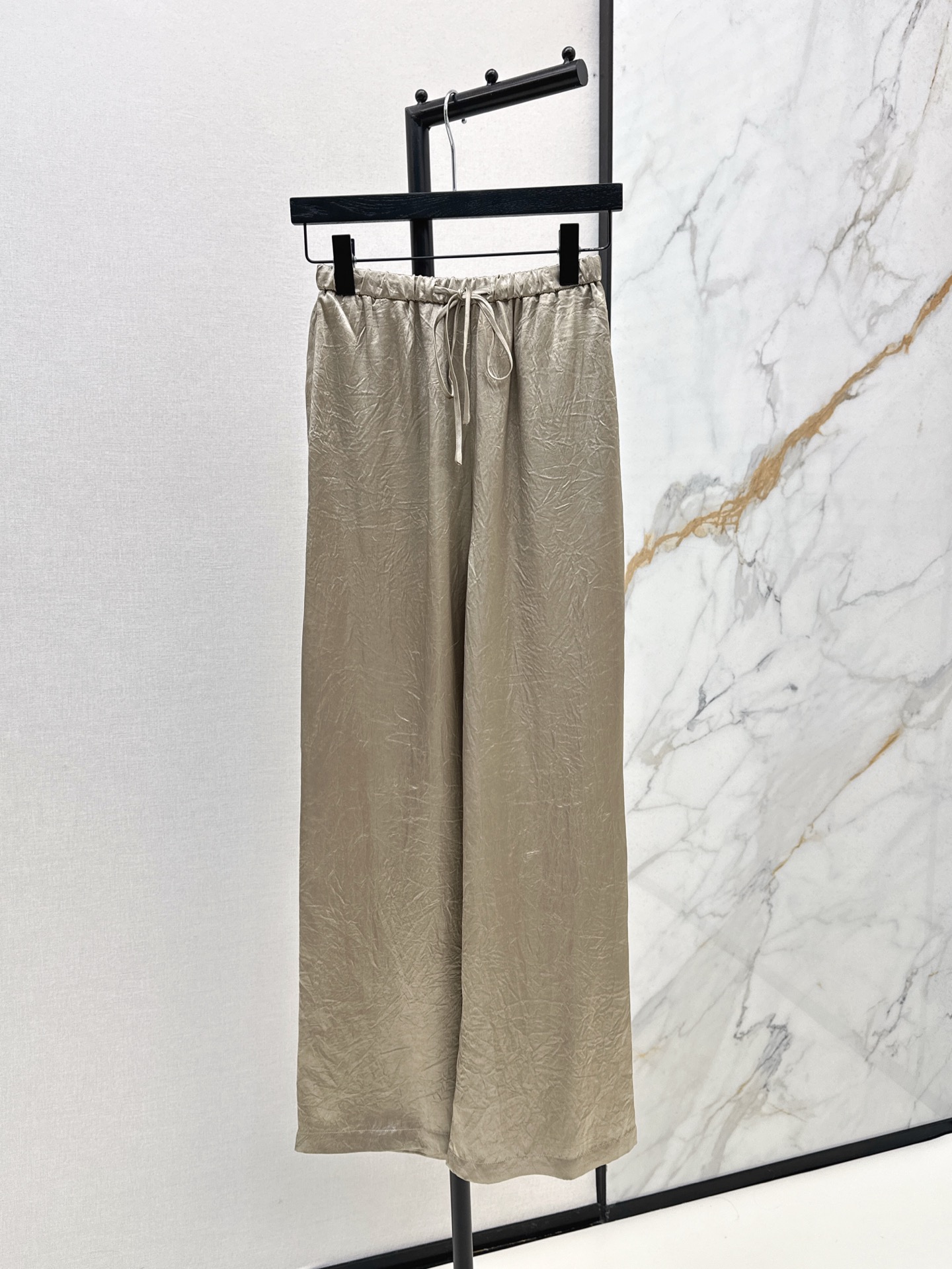 NO:332380,Row 25Ss————The latest minimalist sleeveless sleeveless suit for spring and summer imported satin vest   straight pants with silk-like fritillar gloss satin fabric vest collar design temperament style. Don’t miss those who like clean and high-quality quality. The upper body is amazing at a glance. It is casual and lazy and not loses nobleness. Beautiful and strong but loose. It is not easy to develop. It is developed in two colors. SML pants, real silk, alexander wang19860909Row 25Ss————春夏最新款极简风无袖套装进口缎面背心 直筒裤 拥有真丝般的贝母光泽度缎面面料 背心领设计气质型风格 喜欢干净高级品质的不要错过 上身一眼惊艳 随性慵懒中又不失贵气 美而有力松而不驰～～两色分开发 现货发售sml 裤子,,real silk,alexander wang,Women's clothing