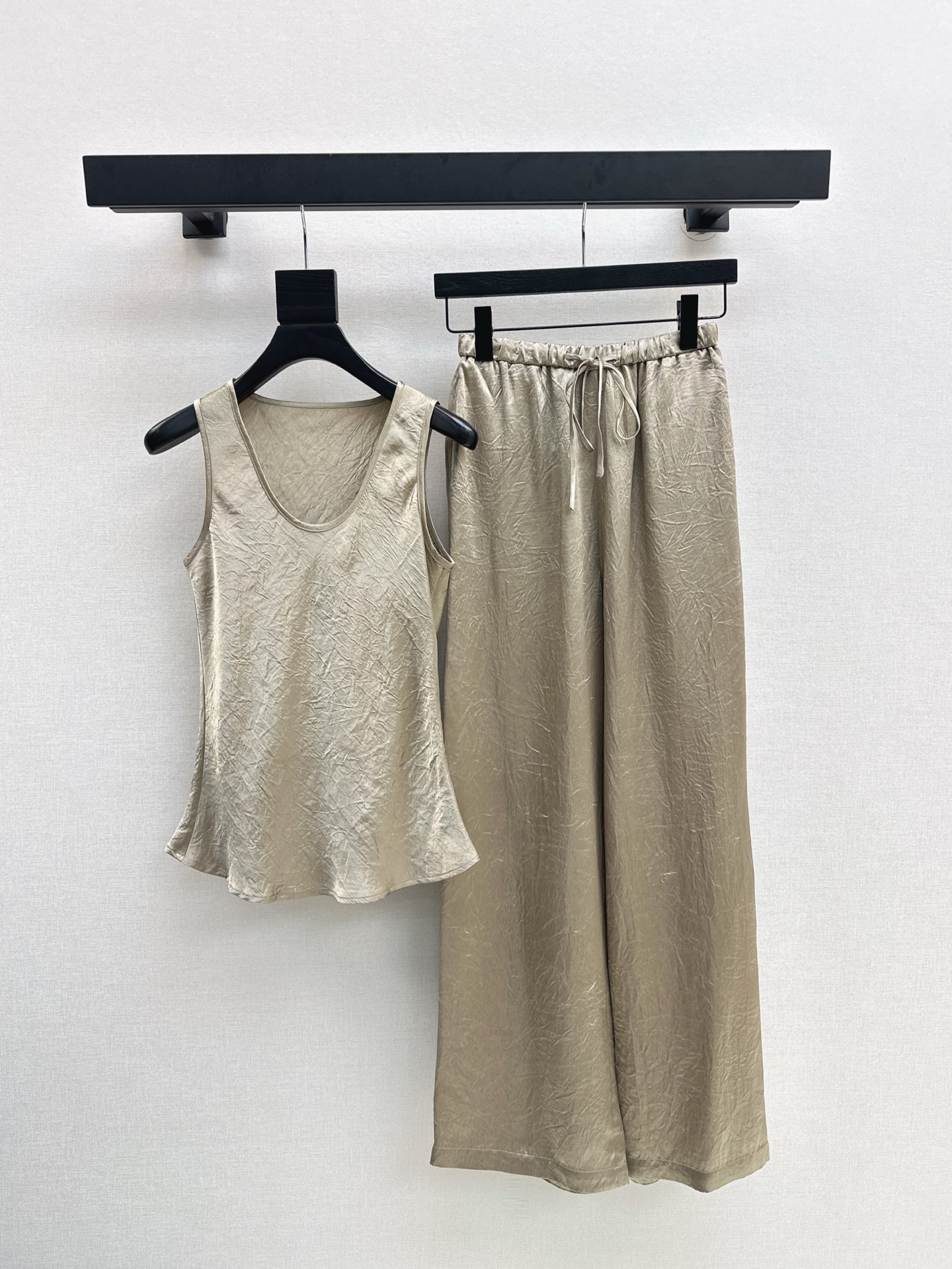 NO:332378,Row 25Ss————The latest minimalist sleeveless sleeveless suit for spring and summer imported satin vest   straight pants with silk-like fritillar gloss satin fabric vest collar design temperament style. Don’t miss those who like clean and high-quality quality. The upper body is amazing at a glance. It is casual and lazy and not loses nobleness. Beautiful and strong but loose. It is developed in two colors. It is available in stock. Sml, real silk, alexander wang19860909Row 25Ss————春夏最新款极简风无袖套装进口缎面背心 直筒裤 拥有真丝般的贝母光泽度缎面面料 背心领设计气质型风格 喜欢干净高级品质的不要错过 上身一眼惊艳 随性慵懒中又不失贵气 美而有力松而不驰～～两色分开发 现货发售sml,,real silk,alexander wang,Women's clothing