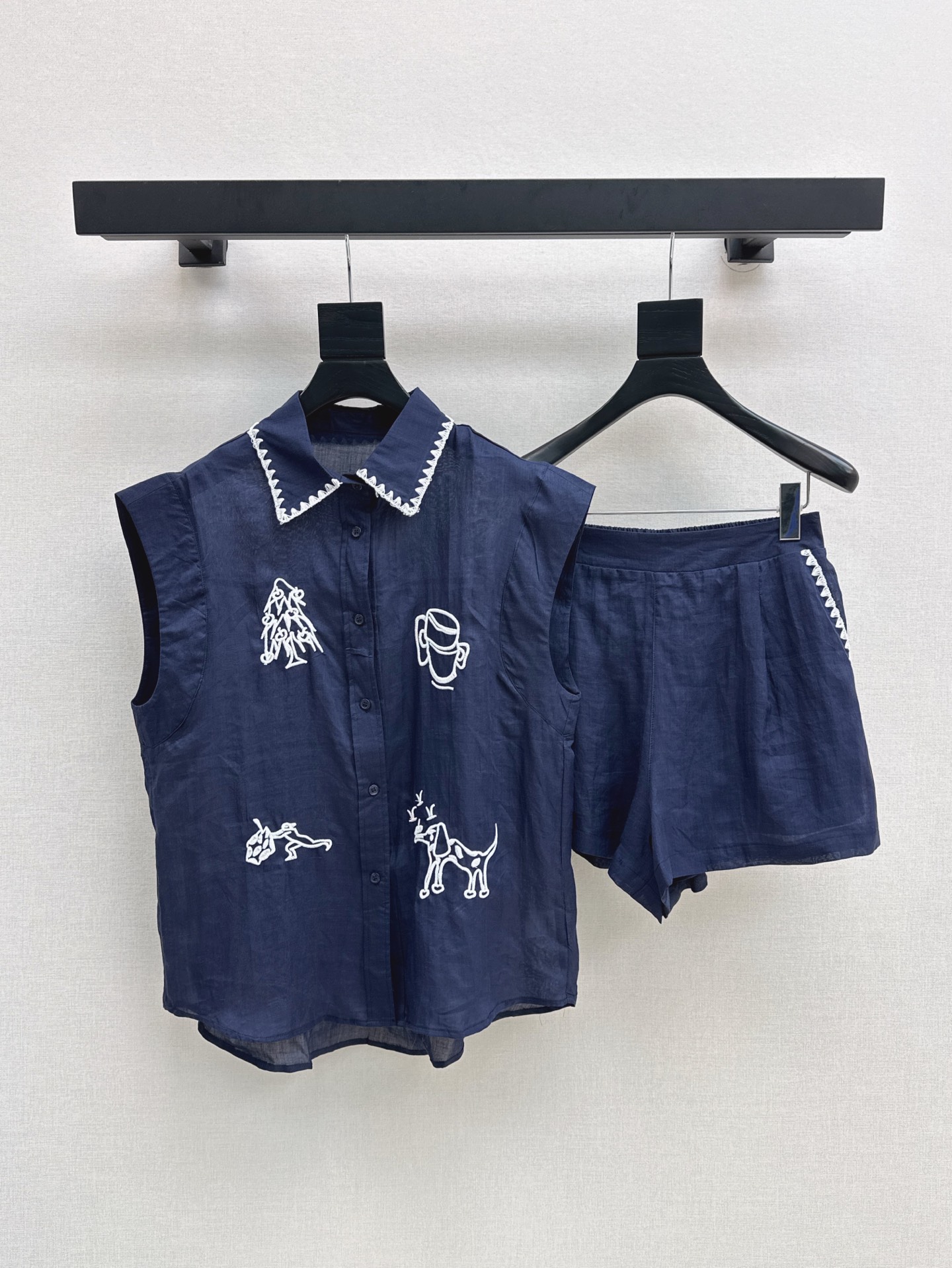 NO:332374,Fashionable design 25Ss————The latest heavyweight embroidered linen suit lapel sleeveless top   elastic waist shorts. It uses imported linen fabric. It retains the breathable feeling of linen but will not easily wrinkle. The texture is very gray. A set is super high. The color is also high. One set is out. SML is available in stock. Shorts, alexander wang.19860909时髦设计 25Ss————春夏最新款重磅刺绣亚麻套装翻领无袖上衣 松紧腰短裤 采用进口的亚麻面料 保留了亚麻的透气感 但不会容易起皱 质感灰常好 一套超级显高 颜色也很高级 一套出 一色现货发售sml,,shorts,alexander wang,Women's clothing