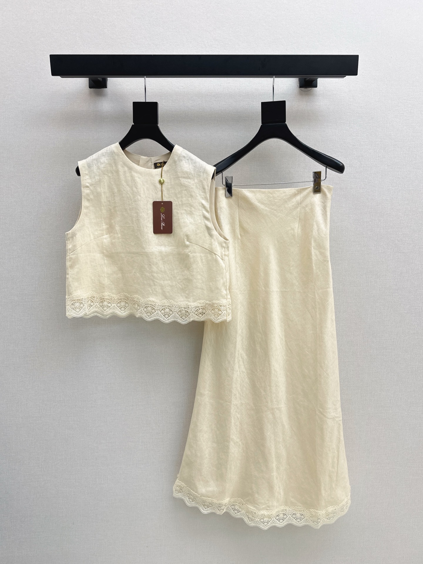 NO:332370,380L 25Ss————The latest spring and summer spliced ​​lace decorative linen set, sleeveless short top   long skirt, slim and tall upper body, gentle and elegant without losing the aura, exquisite déjà vu, slim and not picky, one set, two colors are available in stock, smlxl, loro piana, skirts, alexander wang19860909380L 25Ss————春夏最新款拼接花边装饰亚麻套装 无袖小短款上衣 长款半裙 上身显瘦又高挑 不失气场的温柔优雅感 精致既视感版型显瘦不挑人 一套出 两色现货发售smlxl,,loro piana,skirts,alexander wang,Women's clothing