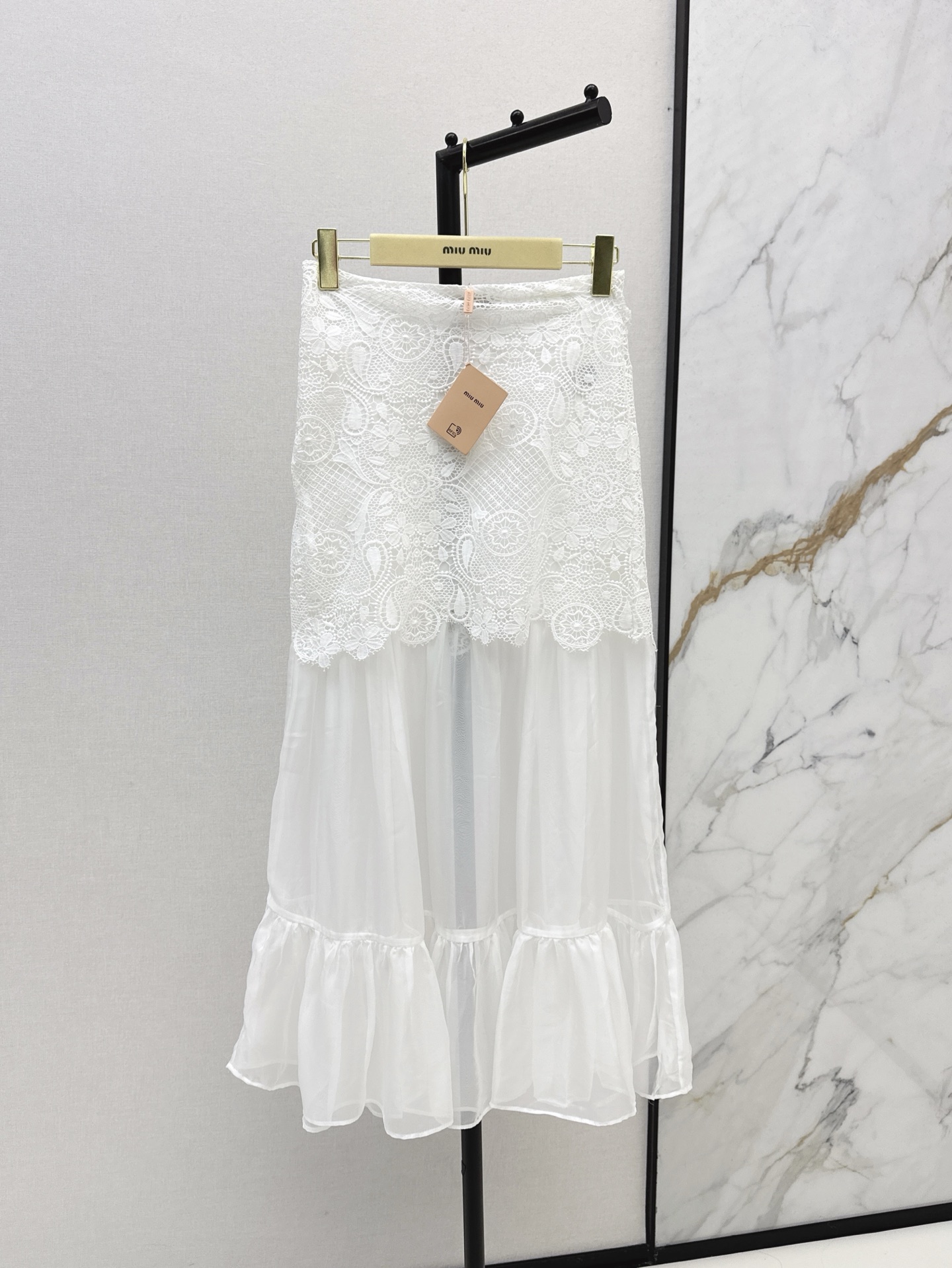 NO:332364,Miu 25Ss————The latest exclusive style set of spring and summer exclusive streamer short T-shirt   water-soluble flower splicing skirt. Heavy industry vacation style. Paris fashionable summer. Water-soluble lace fabric   pure cotton fabric. Skirt segmented splicing. A set of upper body visually looks very high. Pull the whole body proportion to the longest. You can wear it separately or in daily life. You can also wear it separately and all-match. One color is developed. SML skirts, miumiu, skirts, tees, t-shirt, alexander wang19860909Miu 25Ss————春夏最新款独家风套装飘带小短款T恤 水溶花拼接半裙 重工款度假风 巴黎时髦夏日 采用了水溶蕾丝面料 纯棉面料 半裙分段式拼接 一套上身视觉感很显高 将整个身材比例拉到最长 度假或者日常出街皆可 也可以分开穿同样百搭 一色分开发 现货发售sml 半裙,,miumiu,skirts,tees，t-shirt,alexander wang,Women's clothing