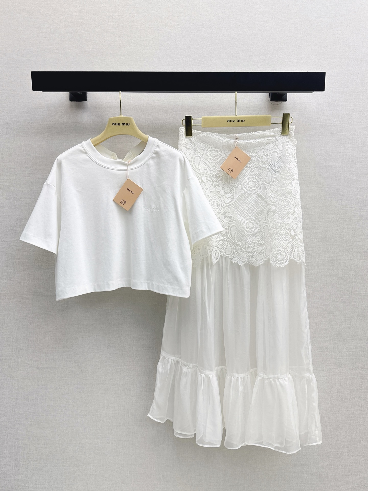 NO:332362,Miu 25Ss————The latest exclusive style set of spring and summer exclusive streamer short T-shirt   water-soluble flower splicing skirt. Heavy industry vacation style. Paris fashionable summer. Water-soluble lace fabric   pure cotton fabric. Skirt segmented splicing. A set of upper body visually looks very high. Pull the whole body proportion to the longest. You can wear it separately or in daily life. You can also wear it separately and all-match. One color is developed. SML tops are available in stock. Miumiu, skirts, tees, t-shirt, alexander wang.19860909Miu 25Ss————春夏最新款独家风套装飘带小短款T恤 水溶花拼接半裙 重工款度假风 巴黎时髦夏日 采用了水溶蕾丝面料 纯棉面料 半裙分段式拼接 一套上身视觉感很显高 将整个身材比例拉到最长 度假或者日常出街皆可 也可以分开穿同样百搭 一色分开发 现货发售sml 上衣,,miumiu,skirts,tees，t-shirt,alexander wang,Women's clothing