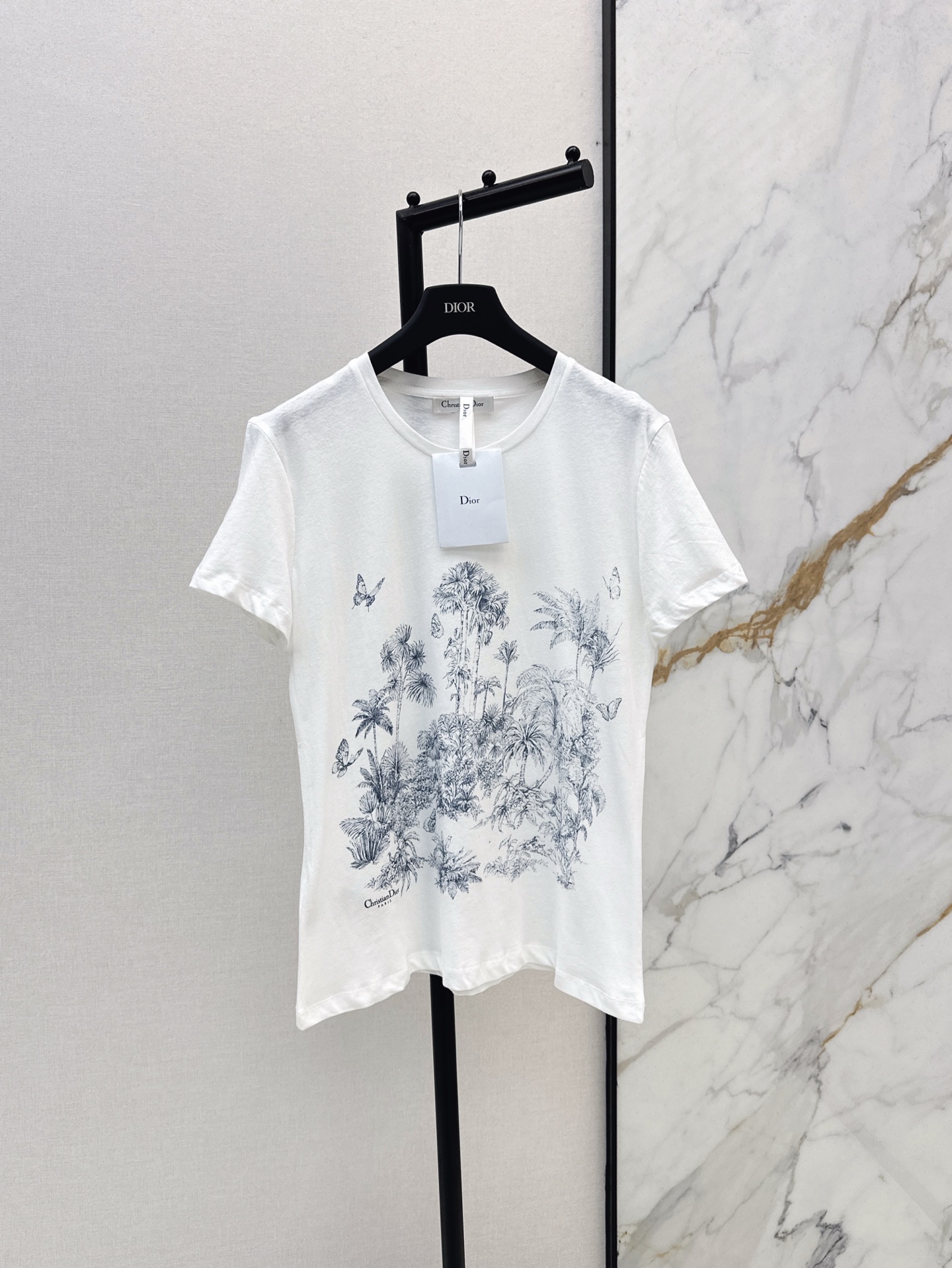 NO:332774,CD 25Ss————The latest coconut print short-sleeved T-shirt in spring and summer. Classic loose short-sleeved clothes. Coconut print pattern. Full of exquisiteness. Matched with short skirts in the same series. The upper body of the pants reduces age and shows temperament. Super Nest's versatile items. Simple and refreshing and comfortable. Customer-supplied pure cotton materials. SML, skirts, T-shirt, tees, t-shirt, alexander wang.19860909CD 25Ss————春夏最新款椰树印花短袖T恤 经典宽松短袖衣型 椰树印花图案 精致感满满的 搭配同系列短裙 裤子上身减龄又显气质 超奈斯的百搭单品 简约又清爽舒适 客供纯棉料 一色现货发售sml,,skirts,T-shirt,tees，t-shirt,alexander wang,Women's clothing