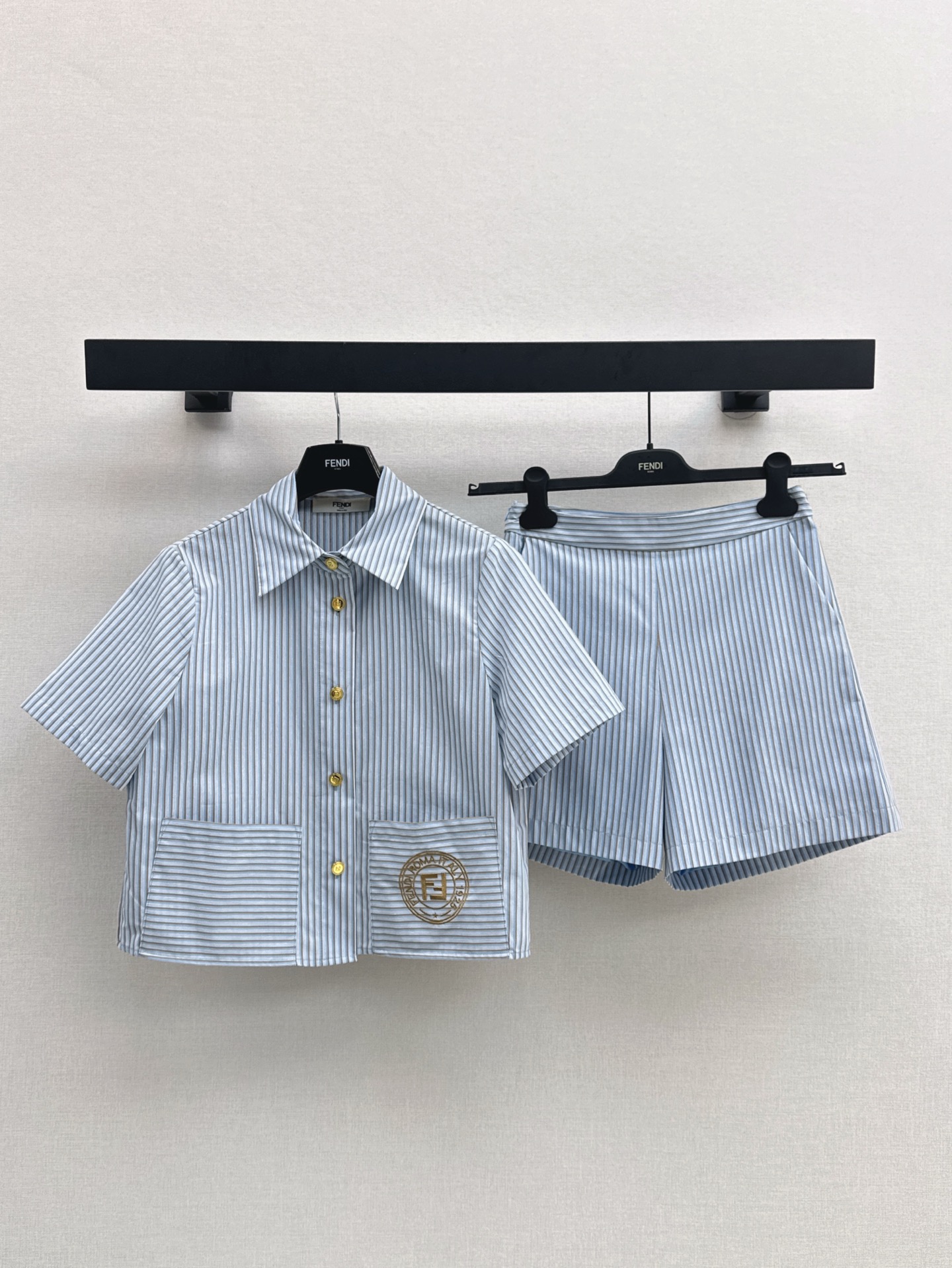 NO:332772,FD 25Ss————The latest blue striped suit in spring and summer, small short embroidered decorative shirt   shorts, delicate and soft texture, essential items for celebrity wardrobe, classic age-reducing items, three-dimensional logo letter design, fashionable and handsome, style is not picky for people, huge and slim, perfect items for white and rich beauty, one set, one color is available in stock, sml, shorts, shirts, alexander wang19860909FD 25Ss————春夏最新款蓝色条纹套装小短款刺绣装饰衬衫 短裤 质感细腻软糯 名媛衣橱必备单品 经典减龄单品 立体Logo字母设计时髦又帅气 版型不挑人上身巨显瘦 白富美必收的完美单品 一套出 一色现货发售sml,,shorts,shirts,alexander wang,Women's clothing