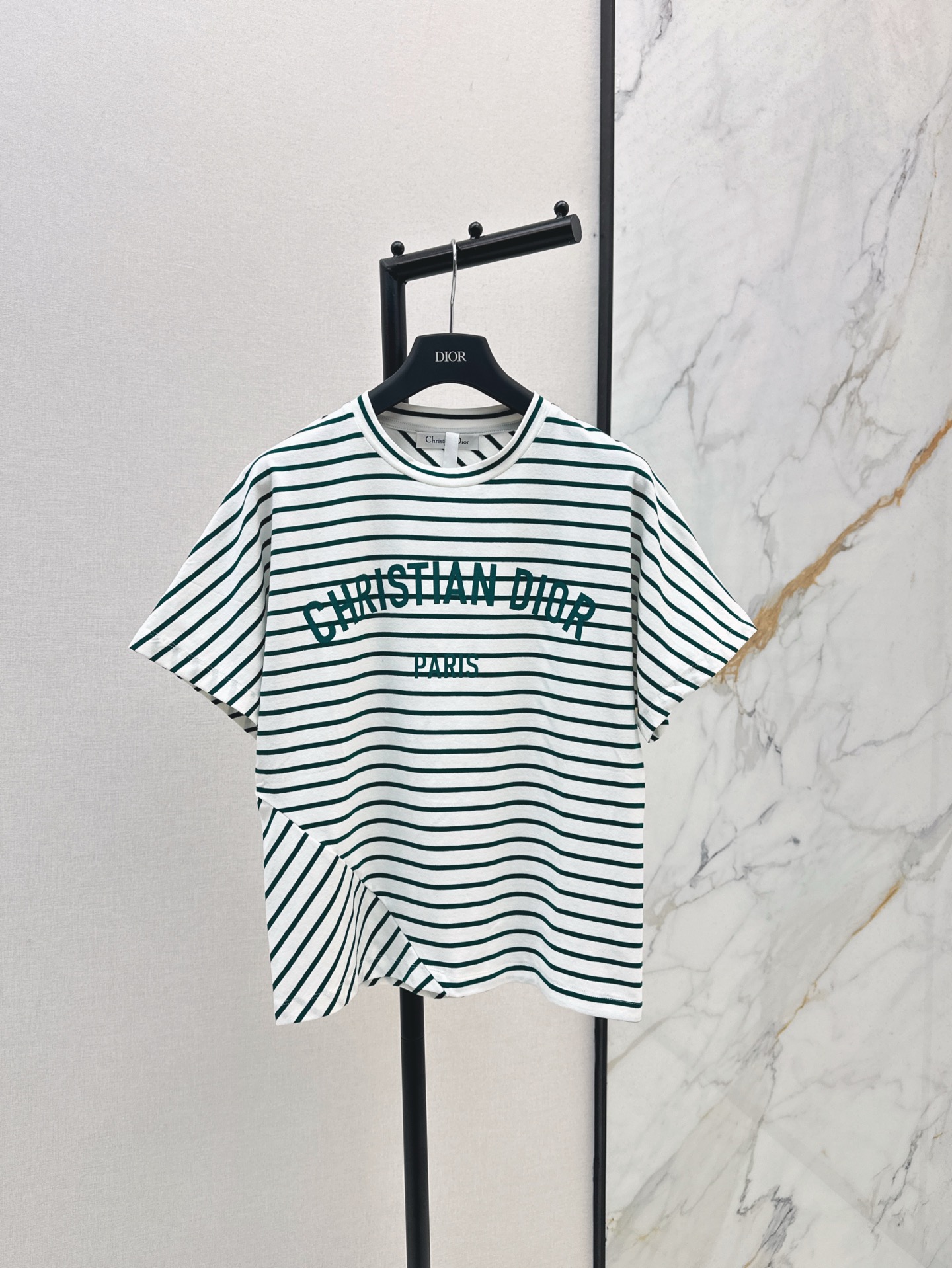 NO:332762,CD 25Ss————The latest striped short-sleeved T-shirt striped design in spring and summer warm, bright and practical. The logo of the chest pocket is exquisite and fashionable and high-end. The irregular splicing design of the lower corner. It does not pick the style of the body. The upper body is versatile and practical. The same color is available for sale in stock. T-shirt, tees, t-shirt, alexander wang19860909CD 25Ss————春夏最新款条纹短袖T恤条纹设计温暖明亮又实穿 胸前口袋标识性logo 精致时髦又高级 下角不规则拼接设计 不挑身材穿的版型 上身百搭又实穿 一色现货发售sml,,T-shirt,tees，t-shirt,alexander wang,Women's clothing