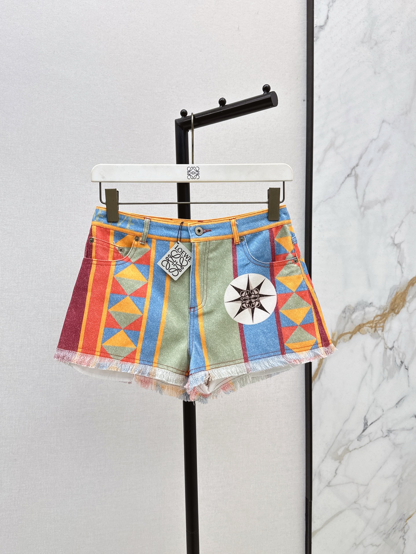 NO:332760,Loe 25Ss————The latest Paula'slbiza series in spring and summer. Geometric printed denim shorts. Customized geometric floral pattern printed denim fabric. Three-dimensional tailoring style. Super comfortable with the upper body. Easy to get cool and sweet girlish temperament. One color is available for sale in stock. Loewe, shorts, alexander wang.19860909Loe 25Ss————春夏最新款Paula'slbiza系列 几何印花牛仔毛边短裤 定制几何花卉图案印花牛仔面料 立体剪裁版型上身超好看 一系列搭配上身超级舒适 轻松get酷炫甜美的少女气质 一色现货发售sml,,loewe,shorts,alexander wang,Women's clothing