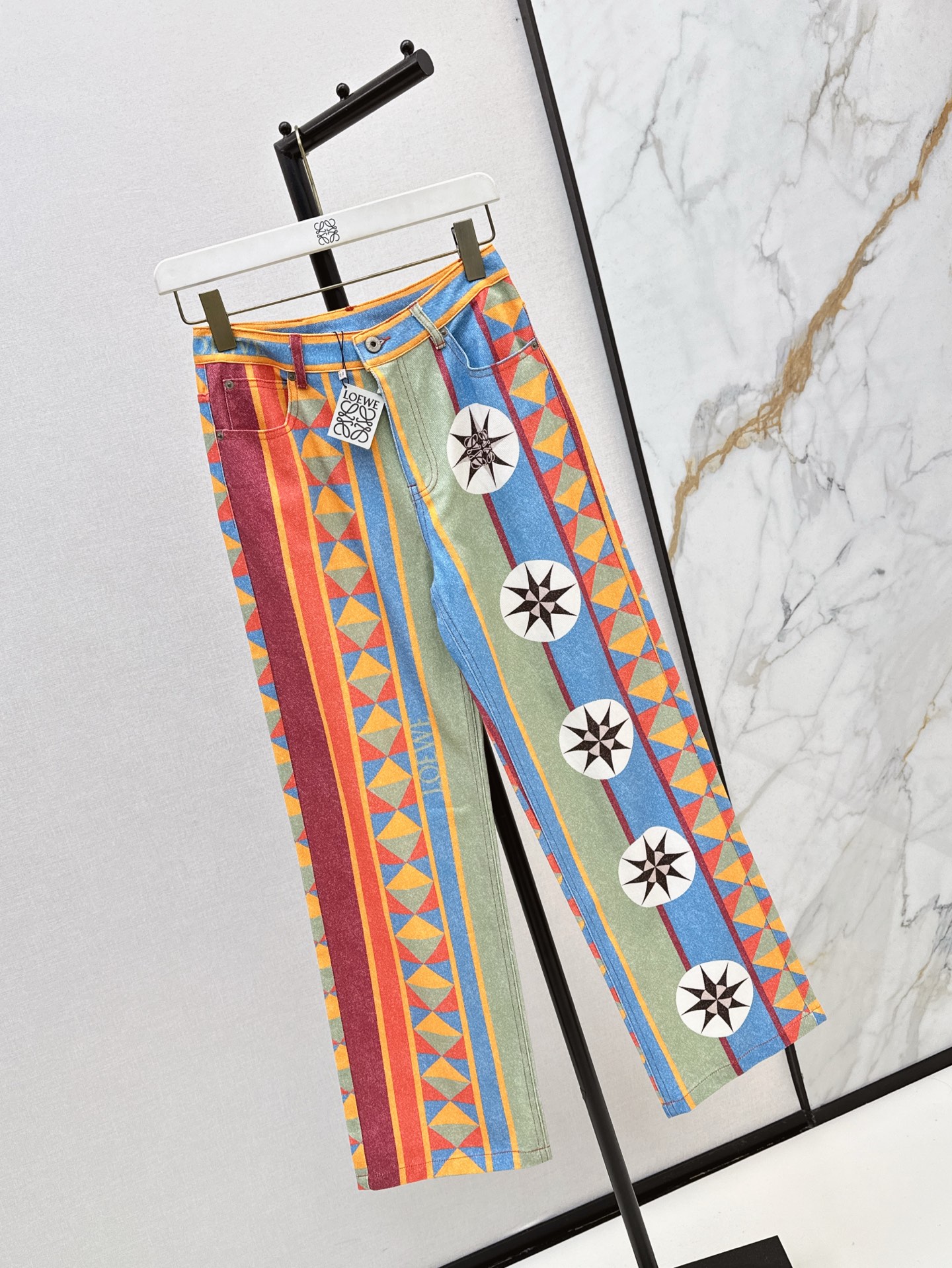 NO:332777,Loe 25Ss——————The latest Paula'slbiza series in spring and summer. Geometric printed denim geometric straight-leg pants. Customized geometric floral pattern printed denim fabric. Three-dimensional tailoring style. The upper body is super comfortable. A series of matching upper body is easy to get cool and sweet girlish temperament. One color is available for sale in stock., loewe, alexander wang19860909Loe 25Ss—————春夏最新款Paula'slbiza系列 几何印花牛仔几何直筒裤 定制几何花卉图案印花牛仔面料 立体剪裁版型上身超好看 一系列搭配上身超级舒适 轻松get酷炫甜美的少女气质 一色现货发售sml,,loewe,alexander wang,Women's clothing