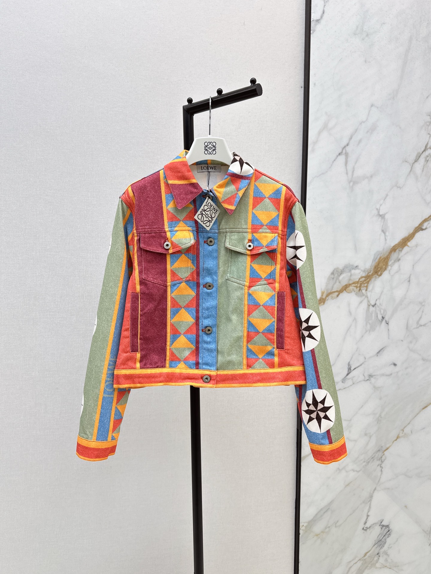 NO:332775,Loe Home 25Ss——————The latest style of Paula'slbiza series geometric printed denim lapel jacket, customized geometric floral pattern printed denim fabric, three-dimensional tailoring style, super comfortable with the upper body, easy to get cool and sweet girlish temperament, one color is on sale in stock,,loewe, jackets & coats, jackets & coats, alexander wang19860909Loe家 25Ss—————春夏最新款Paula'slbiza系列几何印花牛仔翻领夹克外套 定制几何花卉图案印花牛仔面料 立体剪裁版型上身超好看 一系列搭配上身超级舒适 轻松get酷炫甜美的少女气质 一色现货发售sml,,loewe,jackets & coats,jackets & coats,alexander wang,Women's clothing