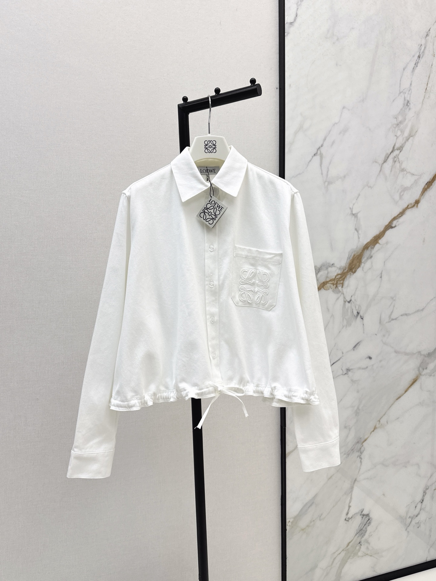 NO:332773,Loe 25Ss————The latest spring and summer logo embroidery decorative denim waist-hugging shirt, classic loose lapel style, slit hem drawstring waist-hugging design, letter embroidery pattern on the chest, simple and fashionable, lazy and casual and versatile upper body imported denim fabric, soft and delicate texture, two colors on sale in stock sml,,loewe,shirts,alexander wang19860909Loe 25Ss————春夏最新款logo刺绣装饰牛仔收腰衬衫 经典宽松翻领版型 背后开衩下摆抽绳收腰设计 胸前字母刺绣图案 简洁又不失时尚感 上身慵懒又随意百搭 进口牛仔面料 质感柔软细腻 两色现货发售sml,,loewe,shirts,alexander wang,Women's clothing