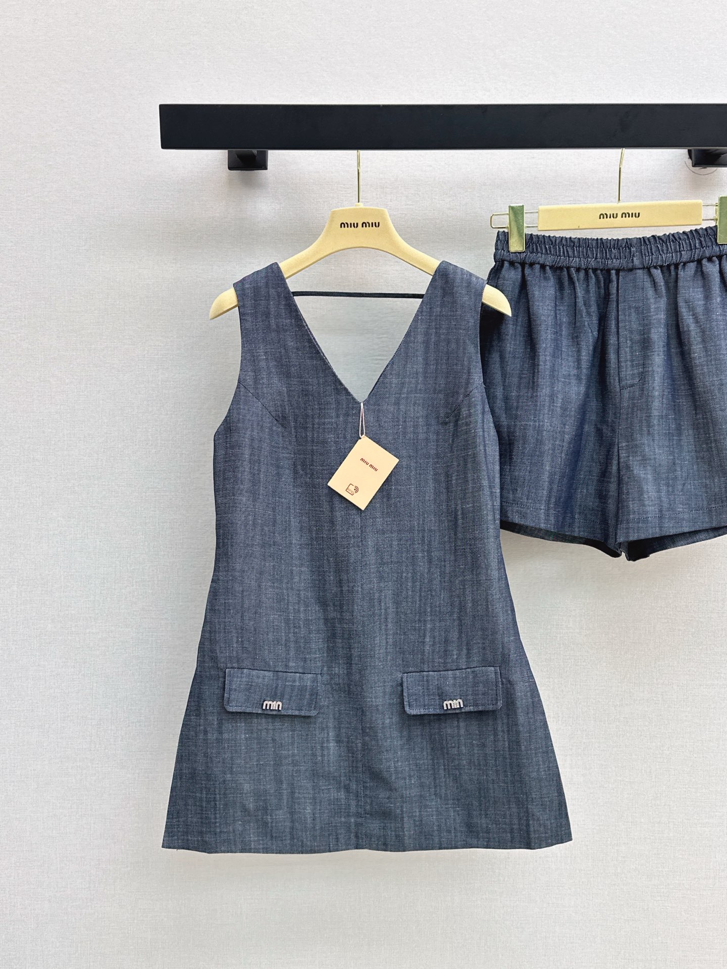 NO:332755,Fashionable design 25Ss————The latest linen sleeveless suit V-neck sleeveless top   elastic waist shorts V-neck design with slim fit outlines the body. The sleeveless design is capable and neat. Three-dimensional decorative lines embellish the body. Custom fabric drapes are crisp. Details show exquisite texture. One set. One color is available for sale in stock. SML, shorts, alexander wang.19860909时髦设计 25Ss————春夏最新款亚麻无袖套装V领无袖上衣 松紧腰短裤 V领设计搭配修身版型勾勒身形 无袖设计干练利落 立体装饰线条点缀衣身 定制面料垂坠挺括 细节彰显精致质感 一套出 一色现货发售sml,,shorts,alexander wang,Women's clothing