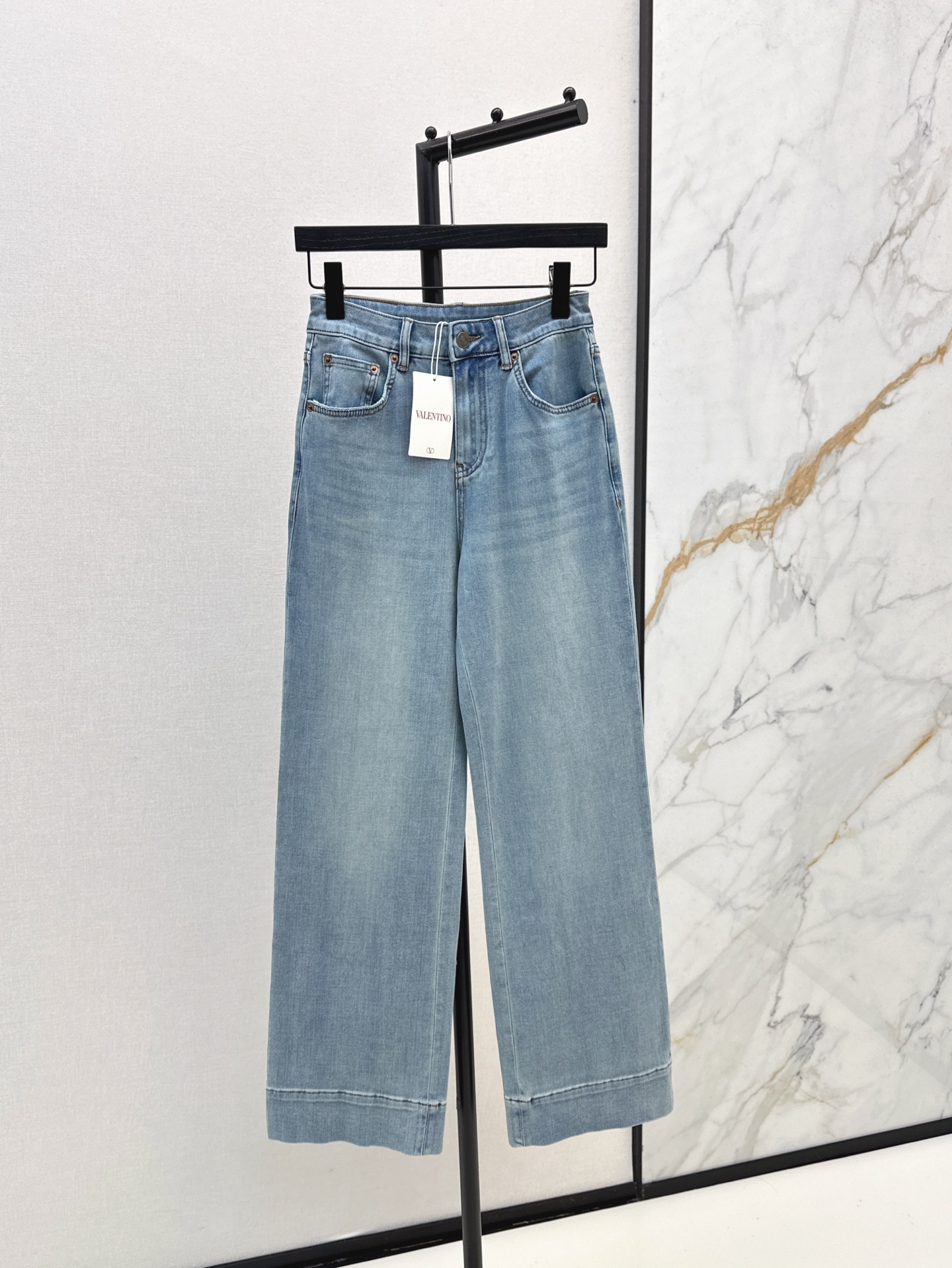 NO:332752,VLTN 25Ss—————The latest retro nostalgic washing straight jeans in spring and summer, using elastic denim cotton, relatively light and exclusive for summer, straight-fitting cut, OK to match with T-shirts or shirts, versatile and hidden, not picky legs, straight legs, is a must-have item in daily wear, trousers can also be curled, t-shirt, alexander wang is available in stock.19860909VLTN 25Ss—————春夏最新款复古怀旧洗水直筒牛仔裤 采用弹力牛仔棉 比较轻薄 夏季专属 直筒版型剪裁 随意搭配T恤或者衬衫都OK 百搭又藏肉 不挑腿型 显腿直 是日常穿搭中的必备单品 裤脚也可以卷边穿法 一色现货发售smlxlxxl,,jeans,shirts,tees，t-shirt,alexander wang,Women's clothing