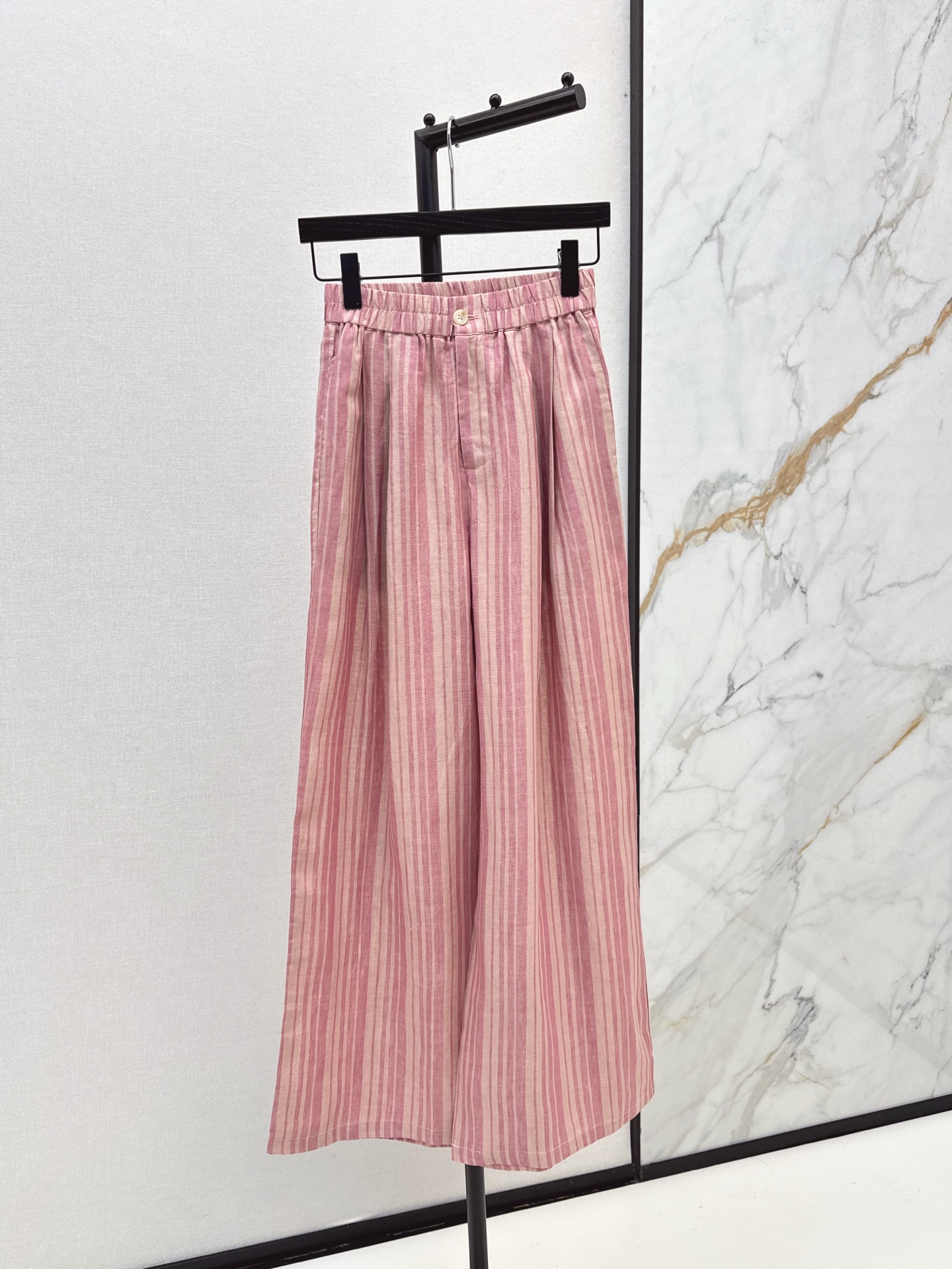 NO:332749,Fashionable design 25Ss————The latest minimalist striped linen suit loose lapel shirt   straight pants. Don’t miss those who like clean and high-quality quality. The upper body is amazing at a glance. It is casual and lazy and not loses nobleness. Beautiful and strong but loose. It is not easy to develop in one color. SML pants, Shirts, alexander wang19860909时髦设计 25Ss————春夏最新款极简风条纹亚麻套装宽松翻领衬衫 直筒裤 喜欢干净高级品质的不要错过 上身一眼惊艳 随性慵懒中又不失贵气 美而有力松而不驰～～一色分开发 现货发售sml 裤子,,shirts,alexander wang,Women's clothing