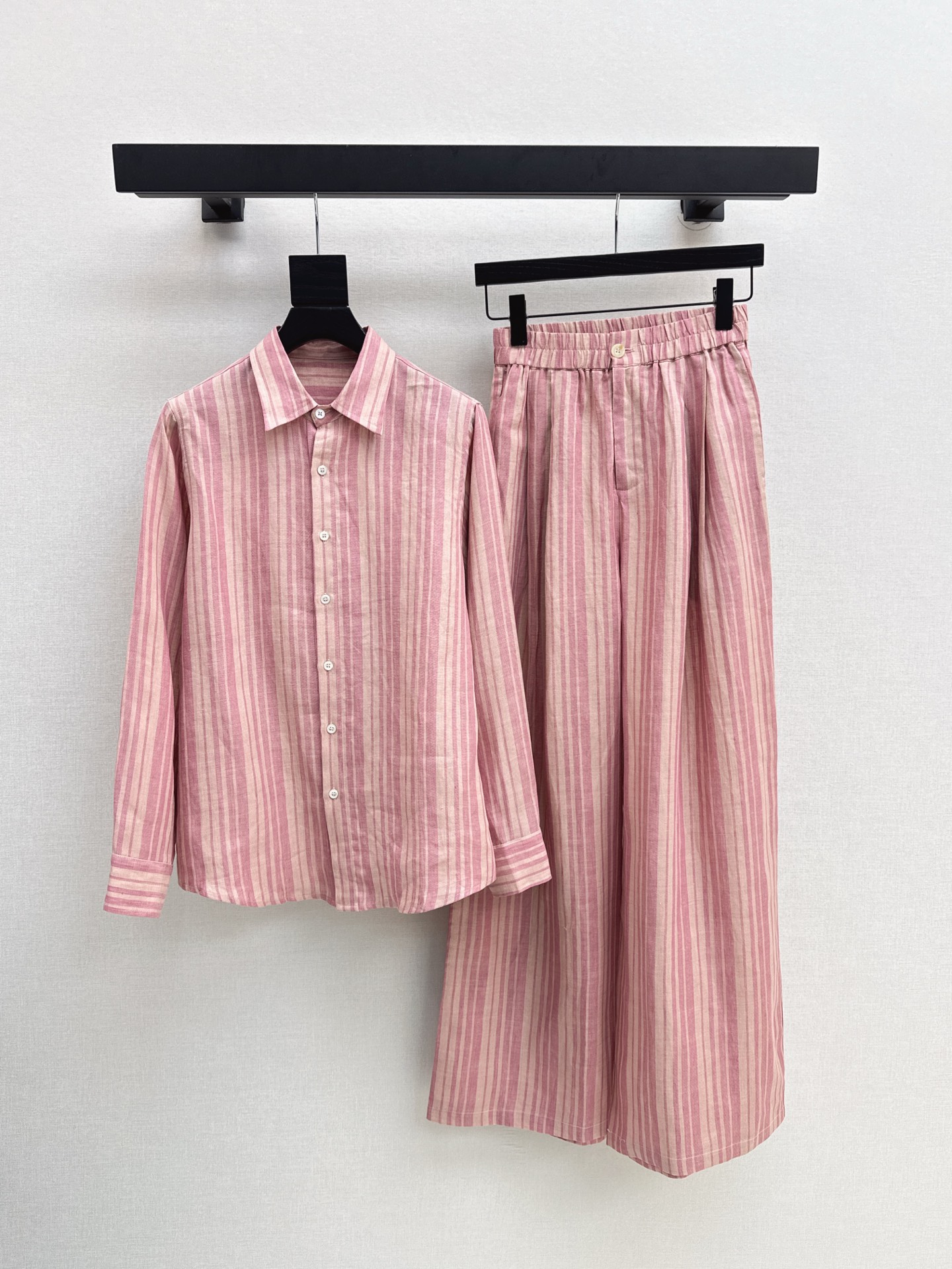 NO:332746,Fashionable design 25Ss————The latest minimalist striped linen suit loose lapel shirt   straight pants. Don’t miss those who like clean and high-quality. The upper body is amazing at a glance. It is casual and lazy and not loses nobleness. Beautiful and strong but loose. It is not easy to develop in one color. It is sold in stock. SML shirts, shirts, alexander wang19860909时髦设计 25Ss————春夏最新款极简风条纹亚麻套装宽松翻领衬衫 直筒裤 喜欢干净高级品质的不要错过 上身一眼惊艳 随性慵懒中又不失贵气 美而有力松而不驰～～一色分开发 现货发售sml 衬衫,,shirts,alexander wang,Women's clothing