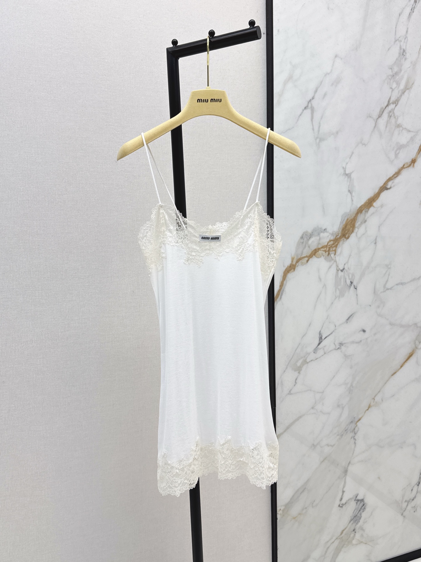 NO:332740,Miu 25Ss———————The latest spring and summer lace lace suspender skirt custom made of cotton, comfortable texture, full of elasticity, lace vest fine suspender skirt tailoring, white pure and full of slim letter logo pattern on the chest, the collar edge and the hem of the skirt echo, let simple styles show sweet temperament, the outfit shows a relaxed tone, light luxury and fashionable temperament, single layering, one color is available for sale sml,,miumiu, skirts, alexander wang19860909Miu 25Ss—————春夏最新款蕾丝花边吊带裙定制全棉材质 质感舒适 弹力十足 花边背心细吊带裙剪裁 白色纯欲满分 胸前装点字母徽标图案 领边与裙摆清透蕾丝花边形成呼应 让简单款式穿出甜美气质 穿搭尽显松弛调性 轻奢时髦气质 单穿叠穿均可 一色现货发售sml,,miumiu,skirts,alexander wang,Women's clothing