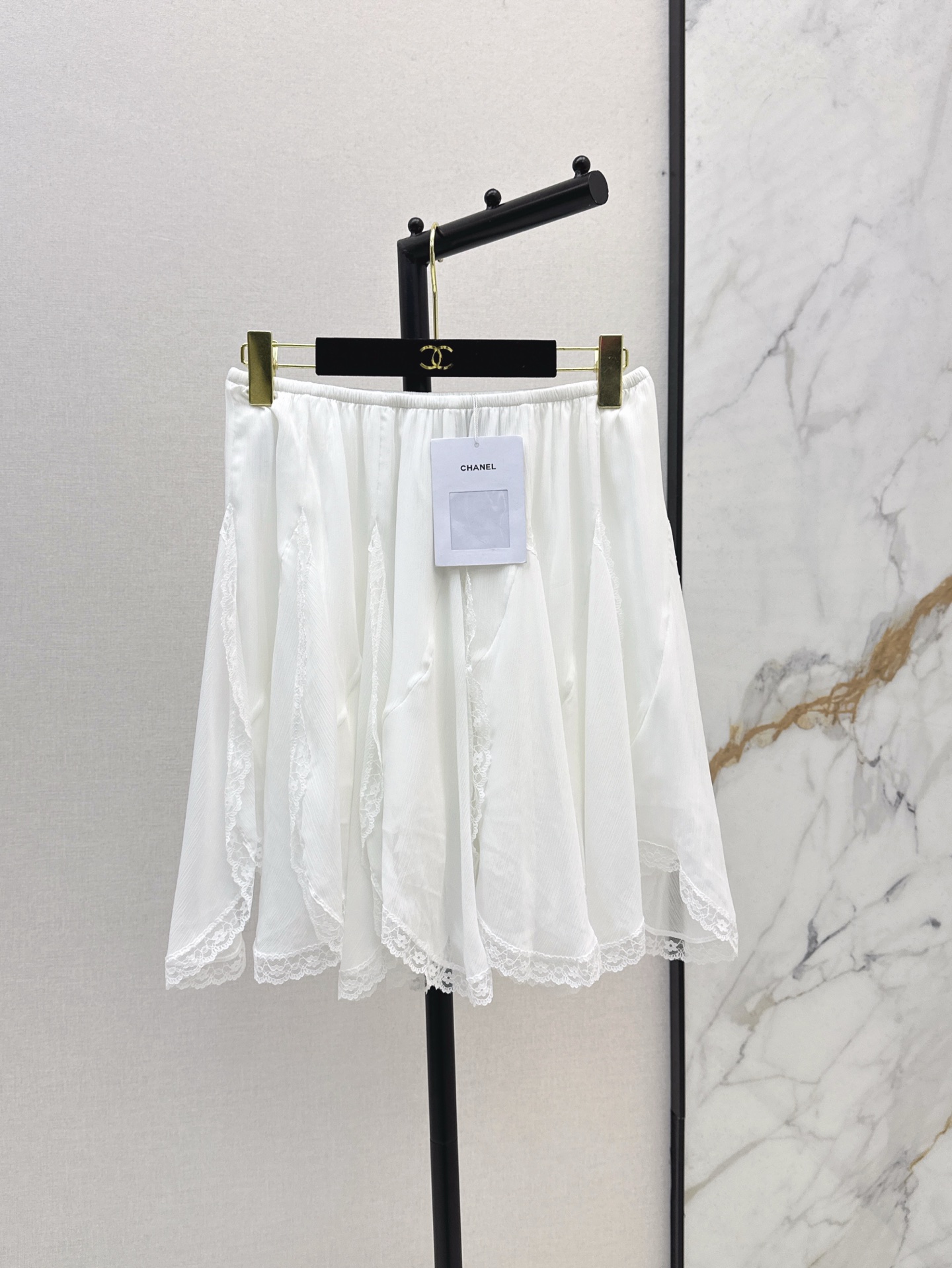 NO:332734,Korean girl group style C home 25Ss————The latest spring and summer spliced ​​lace decorative skirt, the upper body shows long legs, light and no pressure, the style is energetic and age-reducing. The Korean girl group is fashionable. It looks good at any combination. It can be used for daily or on vacation. Two colors are available in stock. SML, chanel, skirts, alexander wang19860909韩系女团风 C家 25Ss————春夏最新款拼接裁片蕾丝装饰半裙 上身尽显长腿 轻盈没有压力 风格活力减龄 妥妥的韩系女团时髦感 随意搭配都好看 日常或者度假皆可 两色现货发售sml,,chanel,skirts,alexander wang,Women's clothing