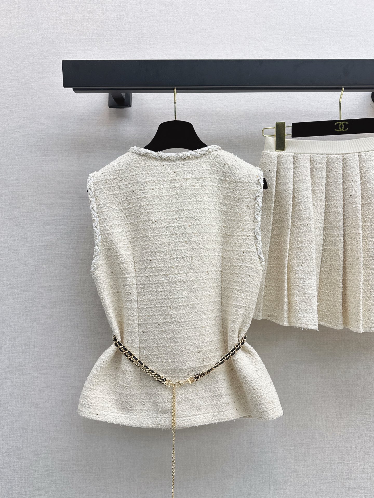 Chanel 25SS Sleeveless Tweed Vest and Pleated Skirt Set with Belt 6 i1746928944378 1261 0 5