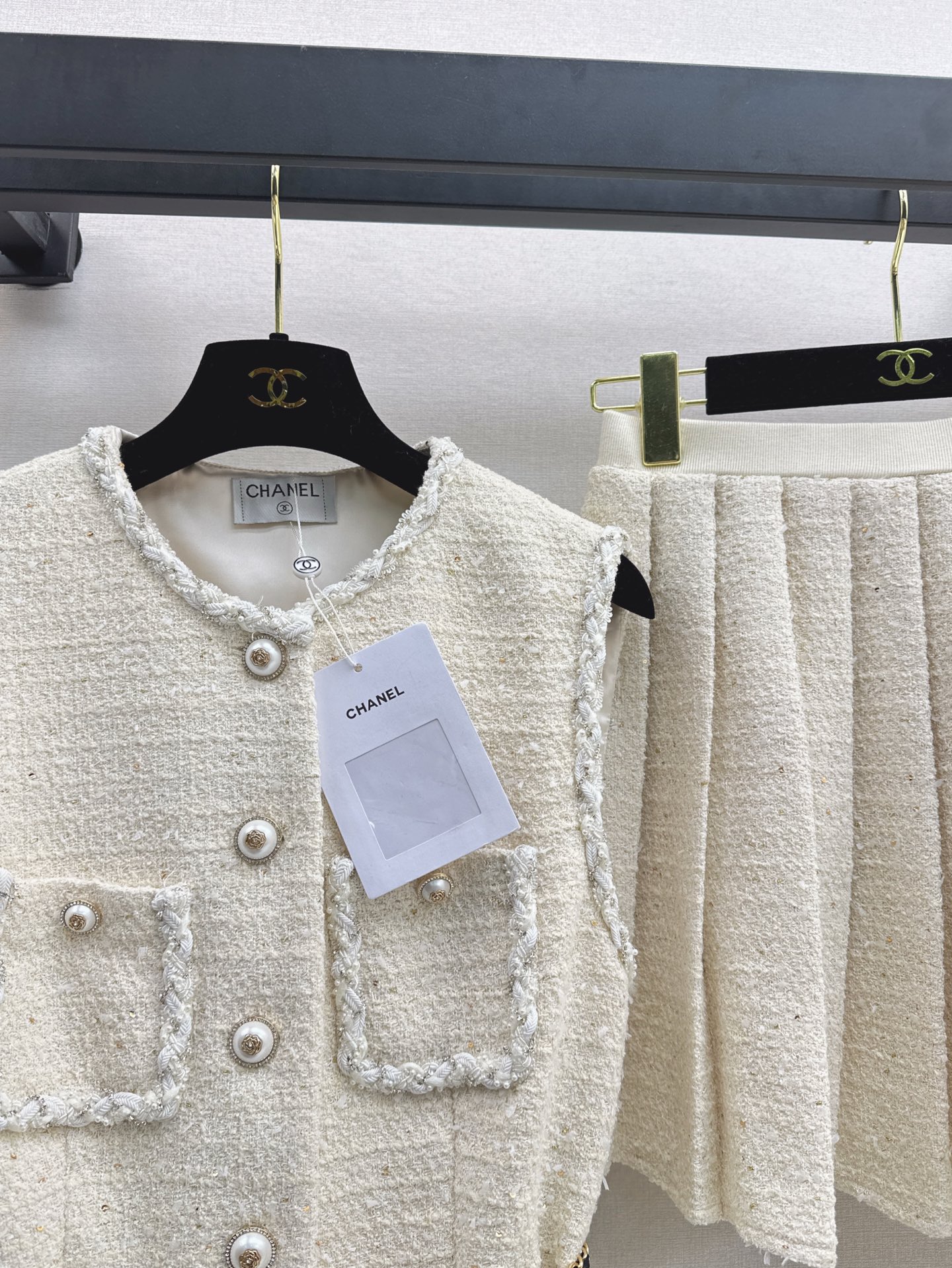 Chanel 25SS Sleeveless Tweed Vest and Pleated Skirt Set with Belt 4 i1746928944405 5616 0 3