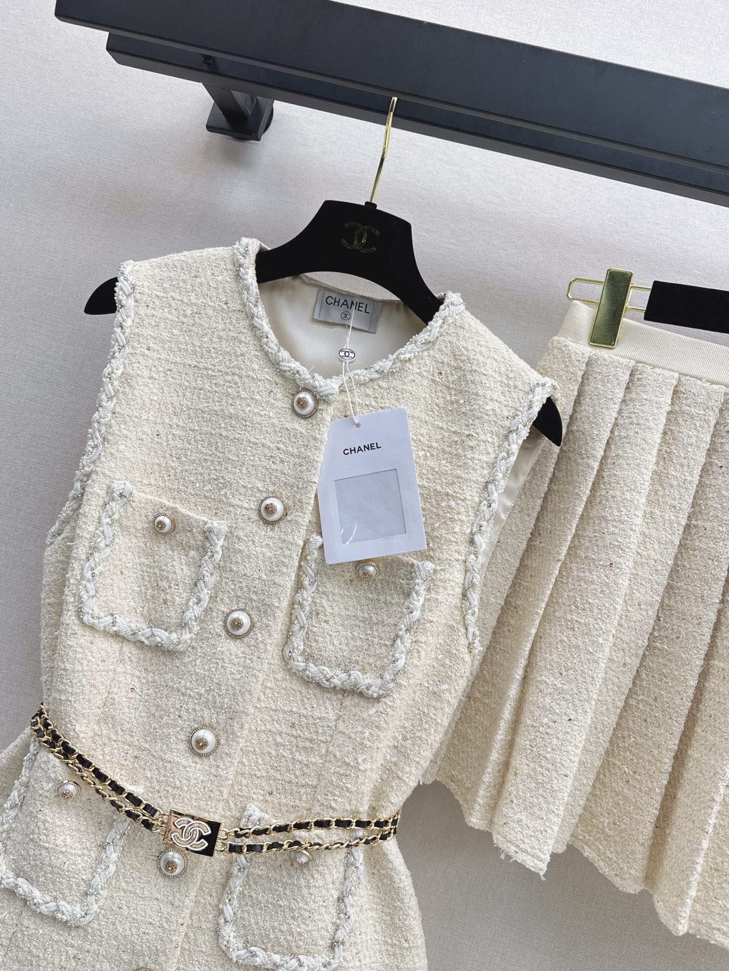 Chanel 25SS Sleeveless Tweed Vest and Pleated Skirt Set with Belt 3 i1746928944439 3784 0 2