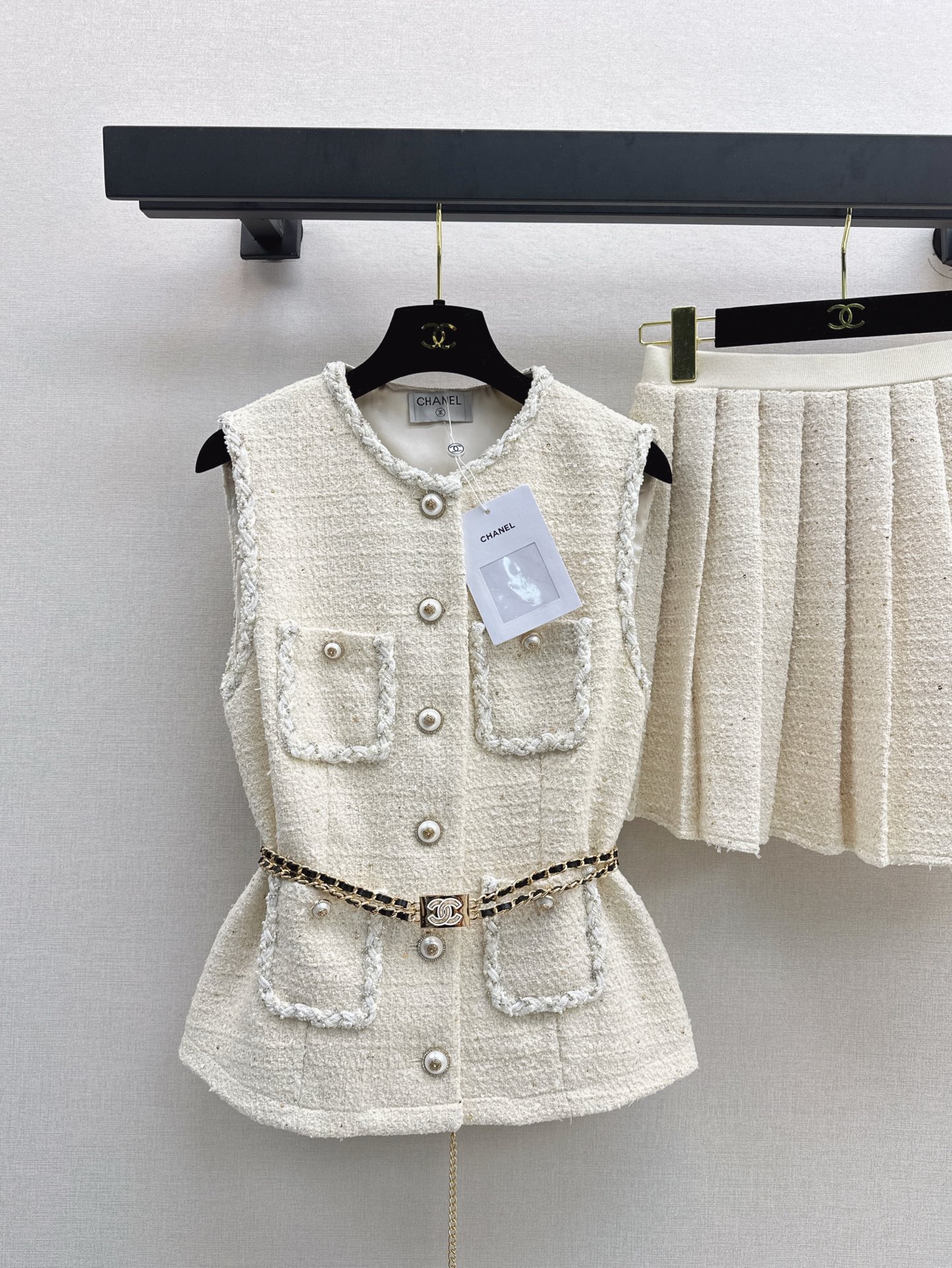 Chanel 25SS Sleeveless Tweed Vest and Pleated Skirt Set with Belt 2 i1746928945370 3362 0 1
