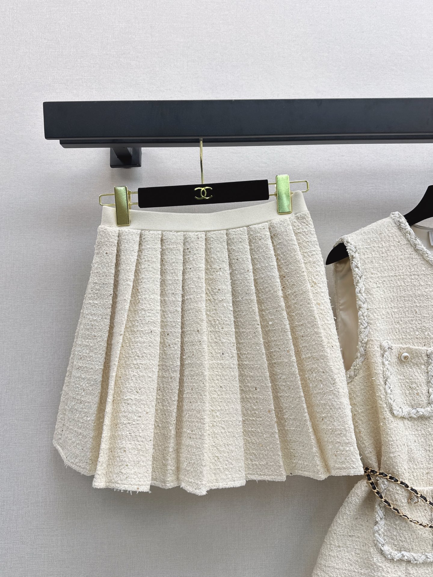 Chanel 25SS Sleeveless Tweed Vest and Pleated Skirt Set with Belt 7 i1746928945380 9732 0 6