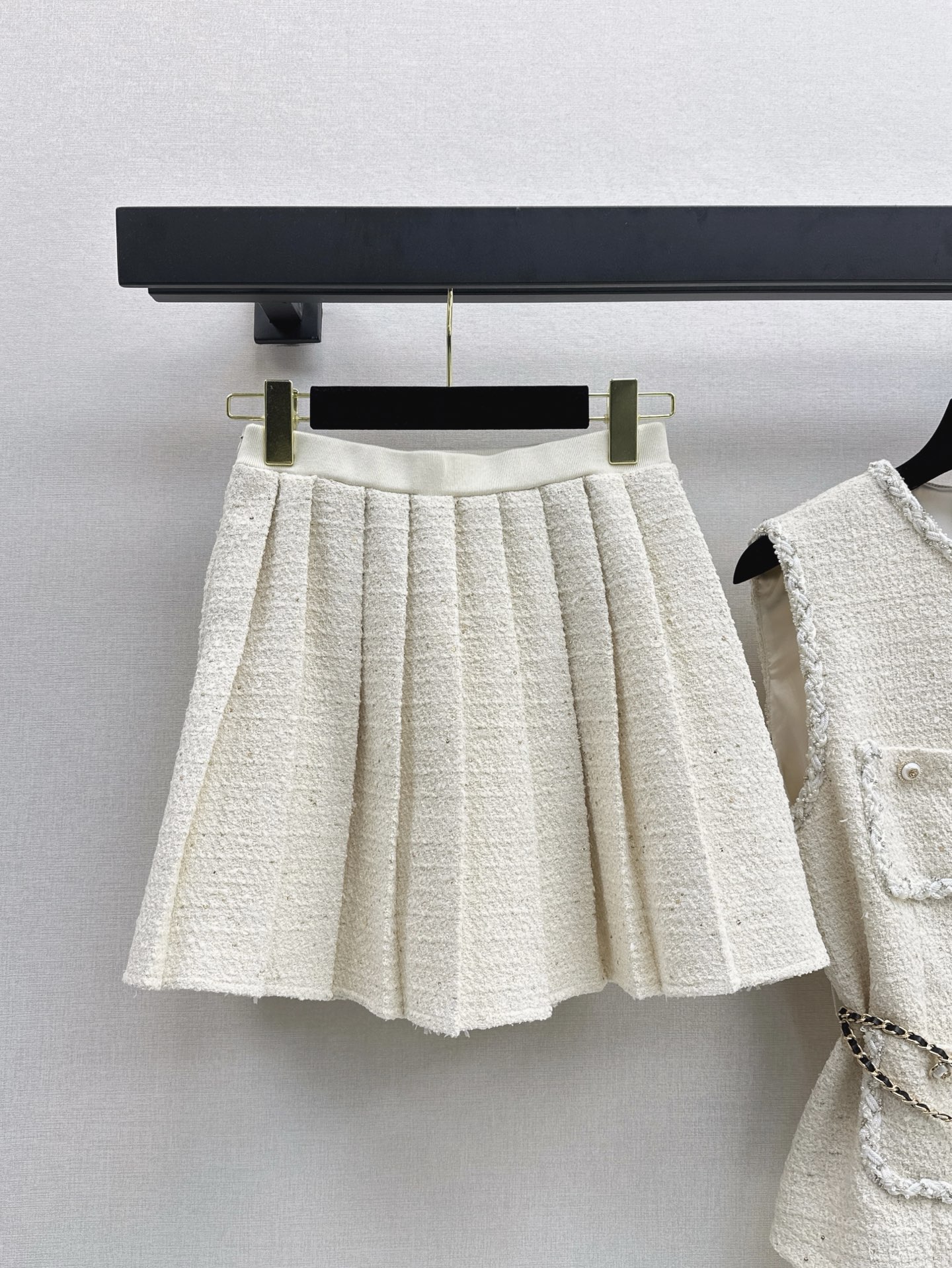 Chanel 25SS Sleeveless Tweed Vest and Pleated Skirt Set with Belt 9 i1746928945626 9012 0 8