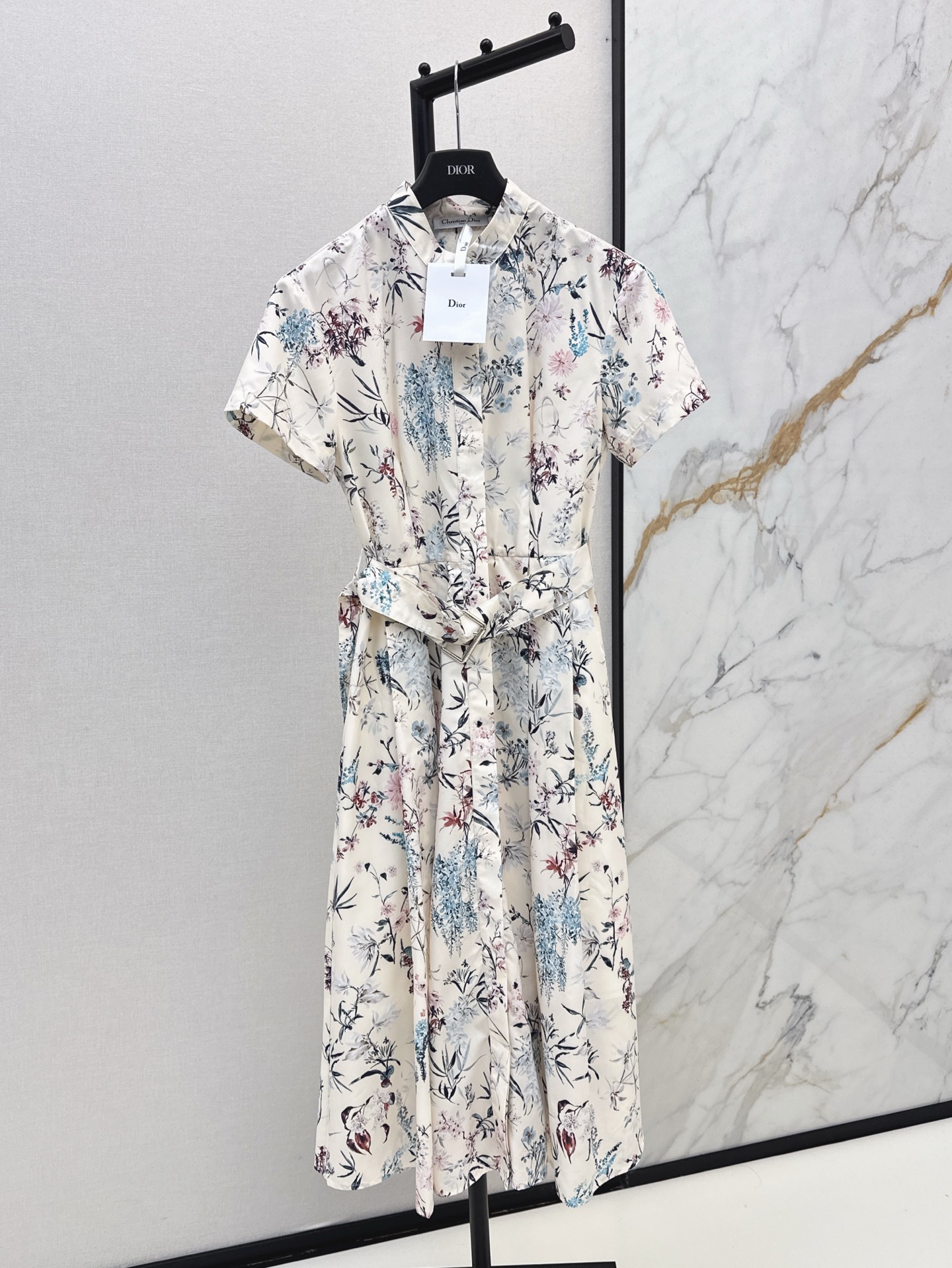 NO:332988,CD 25Ss———————The latest spring and summer stand-alone printed dress imported twill thick material, texture, shiny, draped and stylish, stand-alone wide-sleeved dress tailoring, refreshing and elegant atmosphere in hot summer, use tailoring and details to improve the exquisiteness, hidden plaque button design, adjust the elastic slit at will, and make it easier to put on and off. Use this fabric perforated belt to divide the upper and lower proportions, adjust the elastic and modify lines. Two colors are available in stock,, skirts, alexander wang19860909CD 25Ss—————春夏最新款立领印花连衣裙进口斜纹稠材质 质感光泽 垂顺有型 立领阔袖连衣裙剪裁 炎炎夏日的清爽文雅气息 利用剪裁和细节提升精致度 隐藏式开襟钮扣设计 随意调节松紧开衩更方便穿脱 利用本布穿孔腰带划分上下比例 调节松紧修饰线条 两色现货发售sml,,skirts,alexander wang,Women's clothing