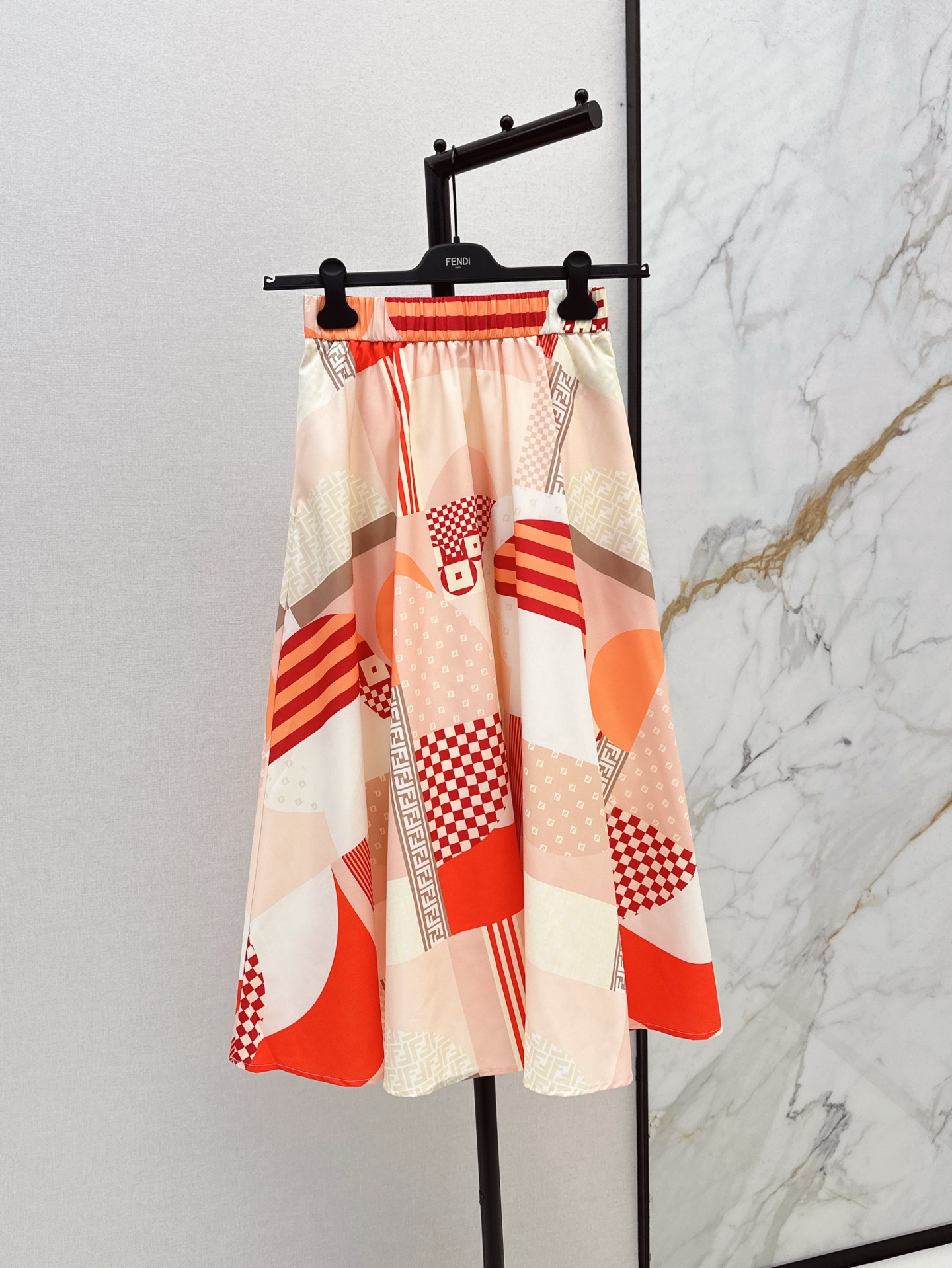 NO:332979,FD 25Ss————The latest spring and summer print suit loose shirt   skirt. YB imported twill thick material. Texture gloss. Fluid comfortable. The whole body red, orange and blue-brown color blocks collided and alternating. The artistic sense is full of printing. The double F logo is interspersed with a highlight of the style. The waist-hugging details easily highlight the charm of the curve. The complete set is fashionable and full of matching. It is also very good to have two colors. The development of sml skirts, skirts, shirts, alexander wang19860909FD 25Ss————春夏最新款印花套装宽松衬衫 半裙 YB进口斜纹稠材质 质感光泽 垂顺舒适 通体红橙色和蓝棕色两色选 色块碰撞交替 艺术感十足 印花穿插双F徽标突出格调气息 收腰细节 轻松突出曲线魅力 成套穿搭时髦满分 分开搭配也是很赞 两色分开发 现货发售sml 半裙,,skirts,shirts,alexander wang,Women's clothing