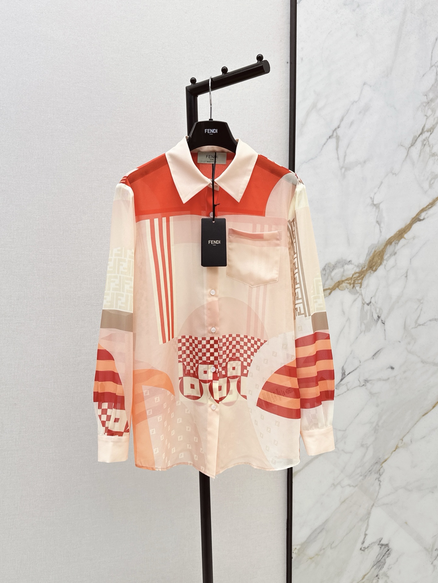 NO:332976,FD 25Ss————The latest spring and summer print suit loose shirt   skirt. YB imported twill thick material. Texture gloss. Fluid comfort. Selection of red, orange and blue and brown colors. Color blocks collided and alternating. Full artistic sense. Printed interspersed with double F logos to highlight the style. Waist-closing details. Easy to highlight the charm of curves. Complete sets of fashionable outfits. It is also very good to match separately. Two colors are developed. SML shirts, skirts, shirts, alexander wang.19860909FD 25Ss————春夏最新款印花套装宽松衬衫 半裙 YB进口斜纹稠材质 质感光泽 垂顺舒适 通体红橙色和蓝棕色两色选 色块碰撞交替 艺术感十足 印花穿插双F徽标突出格调气息 收腰细节 轻松突出曲线魅力 成套穿搭时髦满分 分开搭配也是很赞 两色分开发 现货发售sml 衬衫,,skirts,shirts,alexander wang,Women's clothing