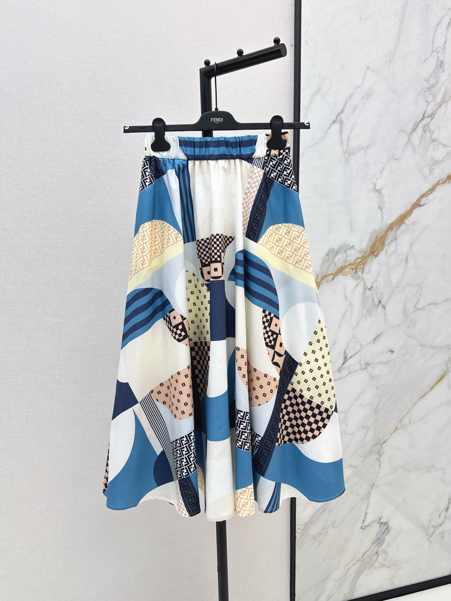 NO:332973,FD 25Ss————The latest spring and summer print suit loose shirt   skirt. YB imported twill thick material. Texture gloss. Fluid comfortable. The whole body red, orange and blue-brown color blocks collided and alternating. The artistic sense is full of printing. The double F logo is interspersed with a highlight of the style. The waist-hugging details easily highlight the charm of the curve. The complete set is fashionable and full of matching. It is also very good to have two colors. The development of sml skirts, skirts, shirts, alexander wang19860909FD 25Ss————春夏最新款印花套装宽松衬衫 半裙 YB进口斜纹稠材质 质感光泽 垂顺舒适 通体红橙色和蓝棕色两色选 色块碰撞交替 艺术感十足 印花穿插双F徽标突出格调气息 收腰细节 轻松突出曲线魅力 成套穿搭时髦满分 分开搭配也是很赞 两色分开发 现货发售sml 半裙,,skirts,shirts,alexander wang,Women's clothing