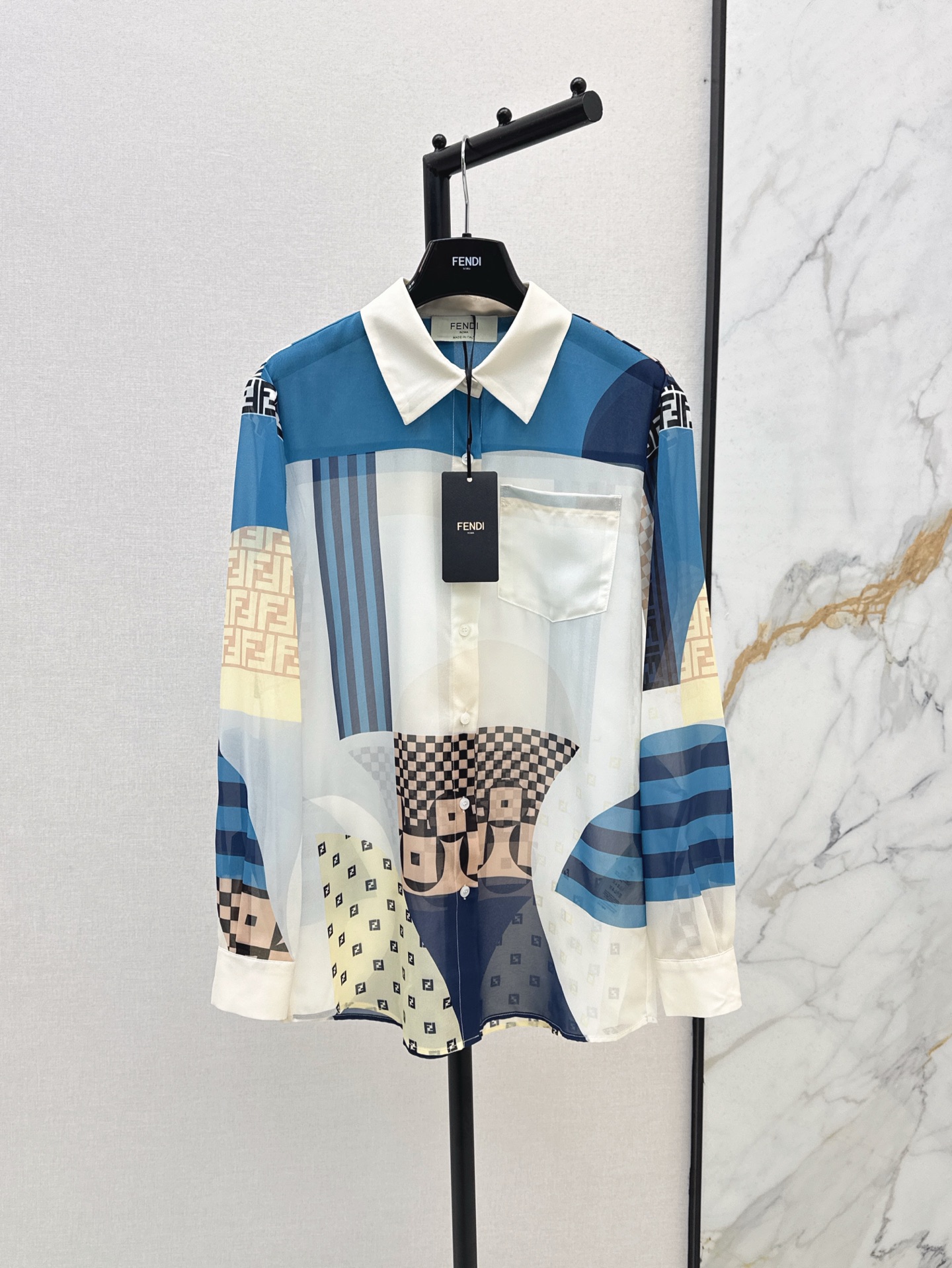 NO:332970,FD 25Ss————The latest spring and summer print suit loose shirt   skirt. YB imported twill thick material. Texture gloss. Fluid comfort. Selection of red, orange and blue and brown colors. Color blocks collided and alternating. Full artistic sense. Printed interspersed with double F logos to highlight the style. Waist-closing details. Easy to highlight the charm of curves. Complete sets of fashionable outfits. It is also very good to match separately. Two colors are developed. SML shirts, skirts, shirts, alexander wang.19860909FD 25Ss————春夏最新款印花套装宽松衬衫 半裙 YB进口斜纹稠材质 质感光泽 垂顺舒适 通体红橙色和蓝棕色两色选 色块碰撞交替 艺术感十足 印花穿插双F徽标突出格调气息 收腰细节 轻松突出曲线魅力 成套穿搭时髦满分 分开搭配也是很赞 两色分开发 现货发售sml 衬衫,,skirts,shirts,alexander wang,Women's clothing