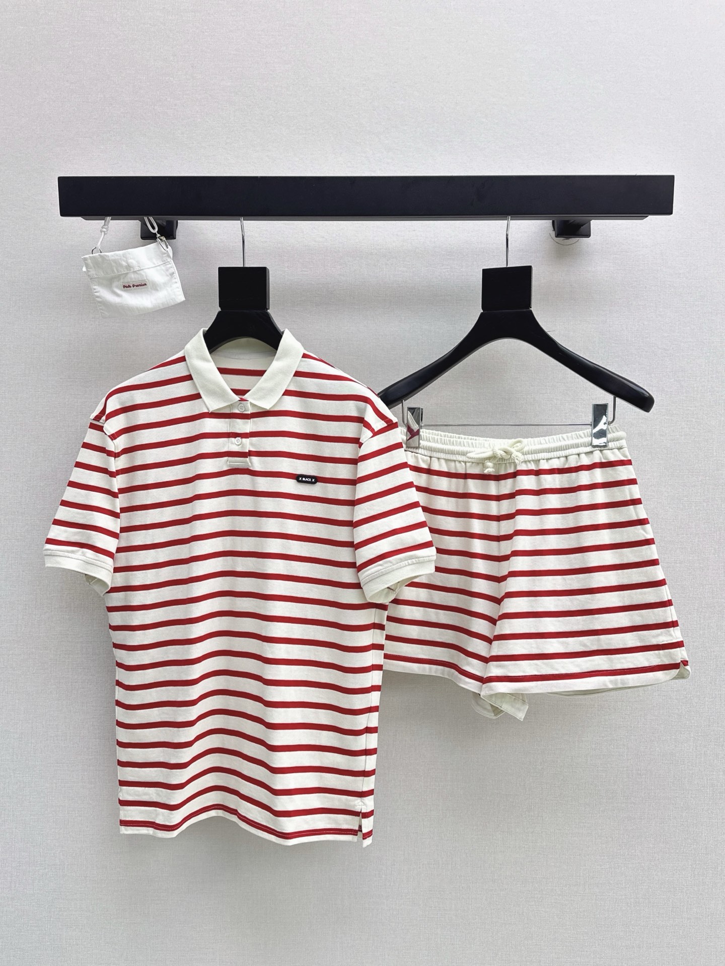 NO:332990,A set of lazy people, fashionable and niche design 25Ss————The latest casual striped suit, contrasting lapel top   elastic shorts, a must-have for lazy people, a set of easy Get fashionable expert style, more daily and not picky, paired with high-waist shorts, easy to own long legs, don't miss stripe control, one set of three colors is available in stock, sml, shorts, alexander wang19860909懒人一套搭配 时髦小众设计 25Ss————春夏最新款休闲条纹套装撞色翻领上衣 松紧短裤 懒人必备款 一套轻松Get时髦达人范 比较日常又不挑人 搭配高腰短裤 大长腿轻松拥有 条纹控不要错过啦 一套出 三色现货发售sml,,shorts,alexander wang,Women's clothing