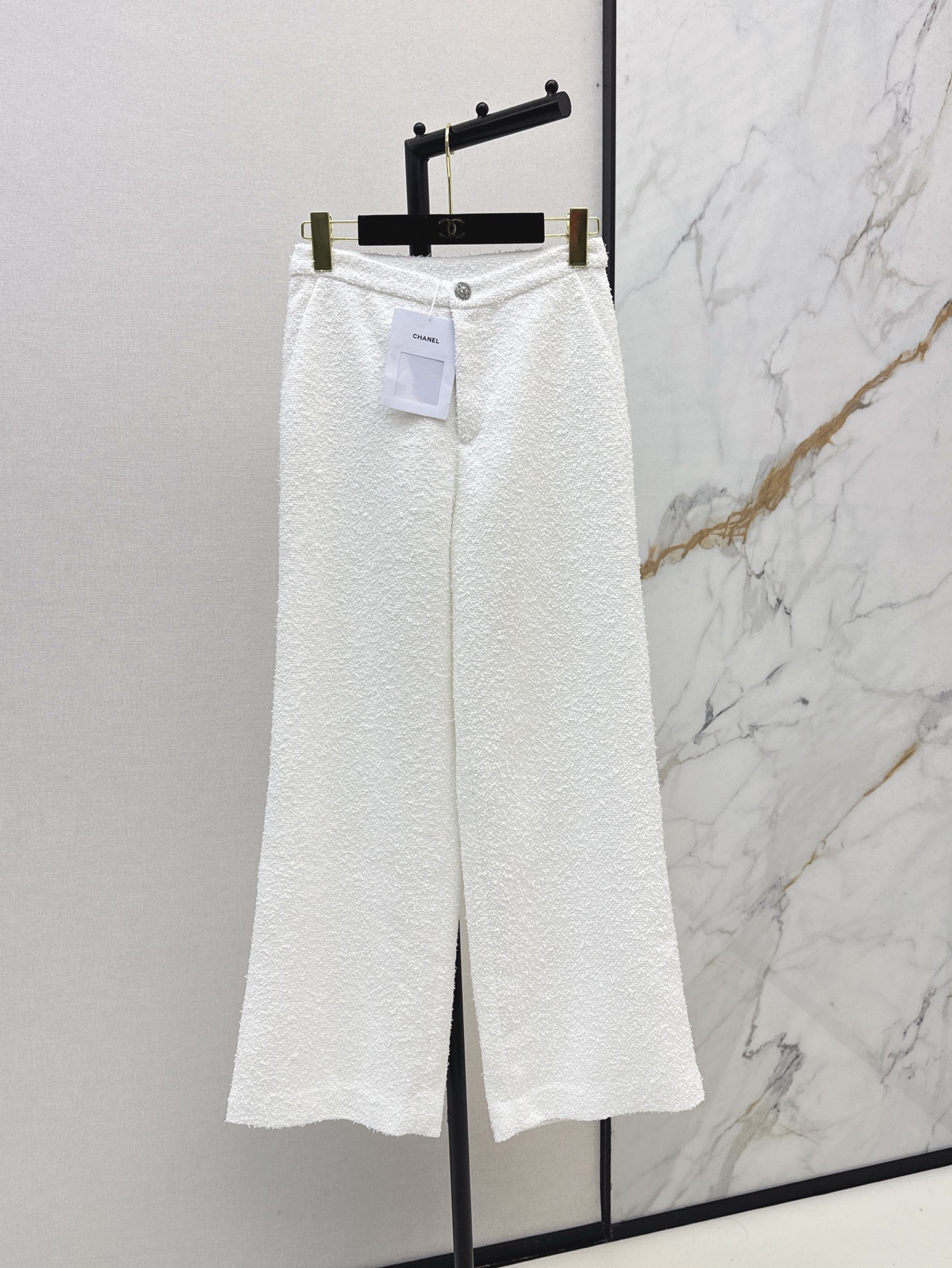 NO:332987,C home 25Ss————The latest spring and summer coarse high-waist straight-leg pants customized imported coarse wool fabric with high texture, delicate texture, high-waist buckle symmetrical pocket straight-leg pants tailored, obvious knitted texture, three-dimensional plush texture, single-sided embellishment of three-dimensional engraved round buckles, high-end style, increase the styling, highlight the elegant temperament, and easily wear a good proportion. Recommend a set of matching. One-color spot sml, chanel, alexander wang19860909C家 25Ss————春夏最新款粗纺高腰直筒裤定制进口粗纺羊毛昵面料 质感高级 肌理细腻 高腰系扣对称口袋直筒长裤剪裁 编织纹理明显 立体毛绒质感 腰间单侧点缀立体印刻圆扣 格调高级 增加造型感 突出优雅气质 轻松穿出好比例 推荐一套搭配 一色现货发售sml,,chanel,alexander wang,Women's clothing