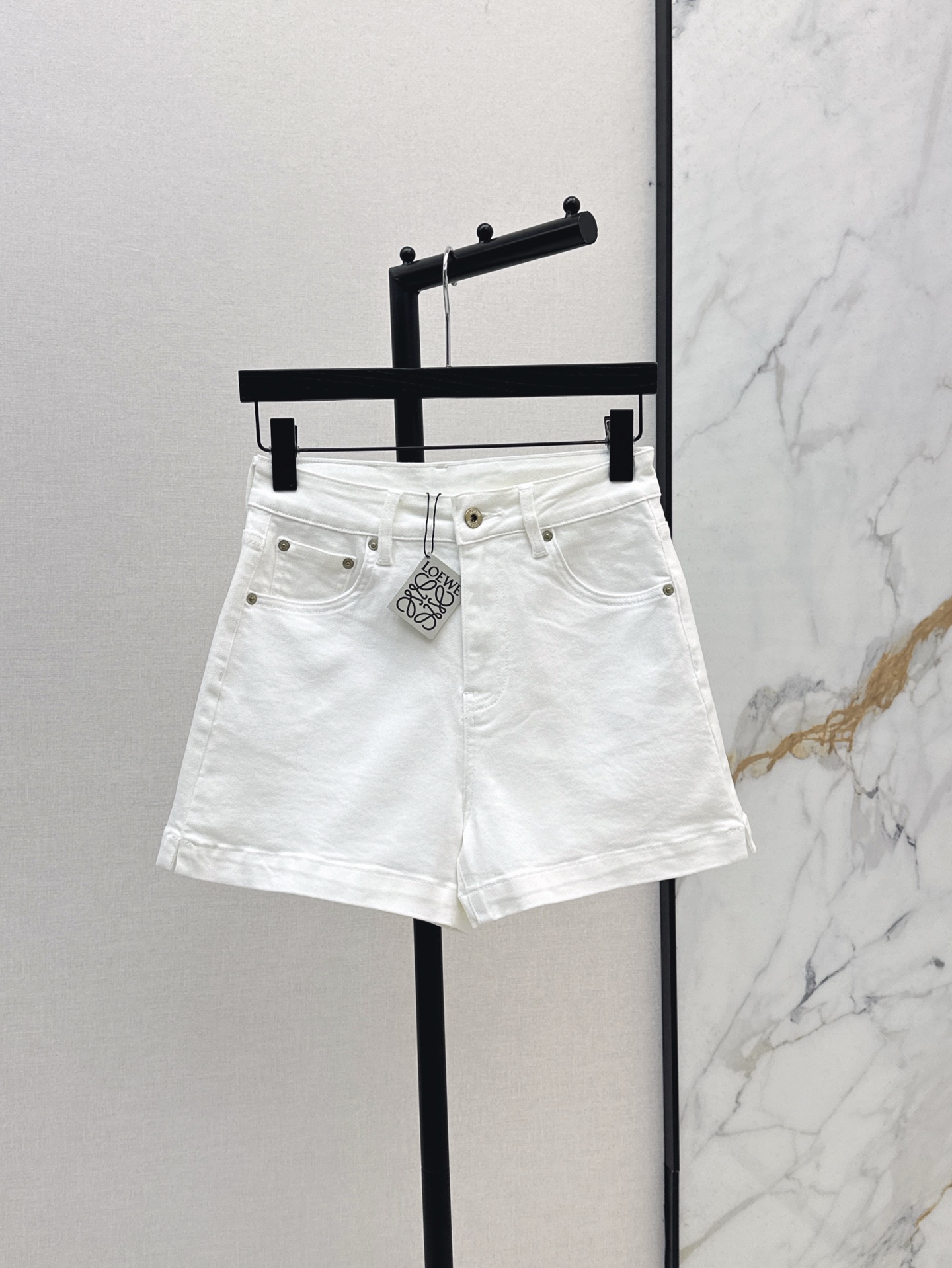 NO:332981,Fashionable Loe 25Ss————The latest classic letter leather brand decoration denim shorts in spring and summer. This pair of pants is simply a savior of leg shape. High waist cut covers the flesh of the thigh tightly. The length is good. It instantly shows long legs when worn. Paper man effect. Classic leather brand decoration on the back. Three colors are available in stock. Smlxlxxl,,loewe, shorts,alexander wang19860909时髦必备 Loe 25Ss————春夏最新款经典字母皮牌装饰牛仔短裤 这条裤子简直就是腿型救星 高腰剪裁把大腿肉遮得严严实实 长度拿捏到好处 穿上瞬间显腿长 纸片人效果 后背经典皮牌装饰 三色现货发售smlxlxxl,,loewe,shorts,alexander wang,Women's clothing
